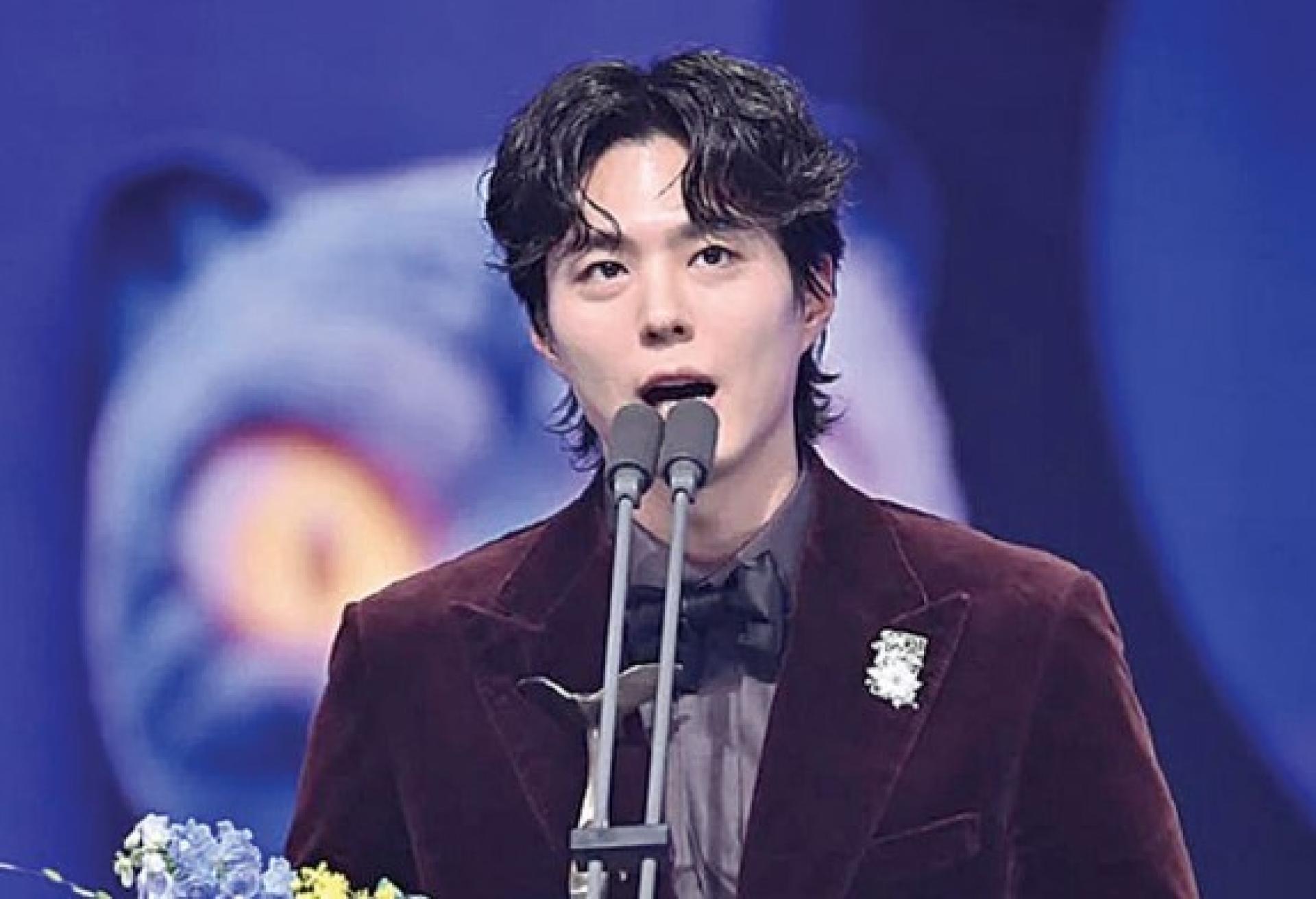 朴宝剑获得年度综艺人奖，感性致词7分钟。