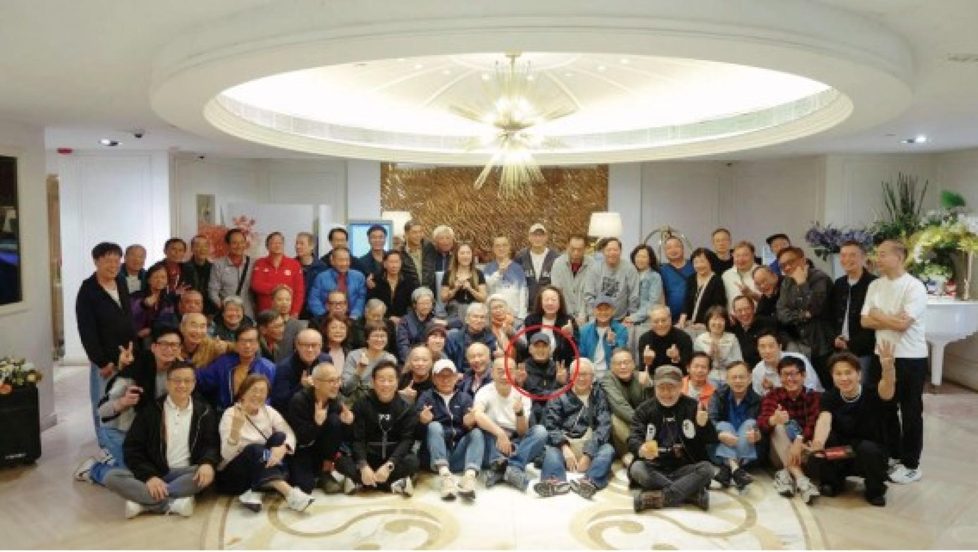 周润发（红圈处）负责宴客，但都不介意坐地上，还开心举双V字。