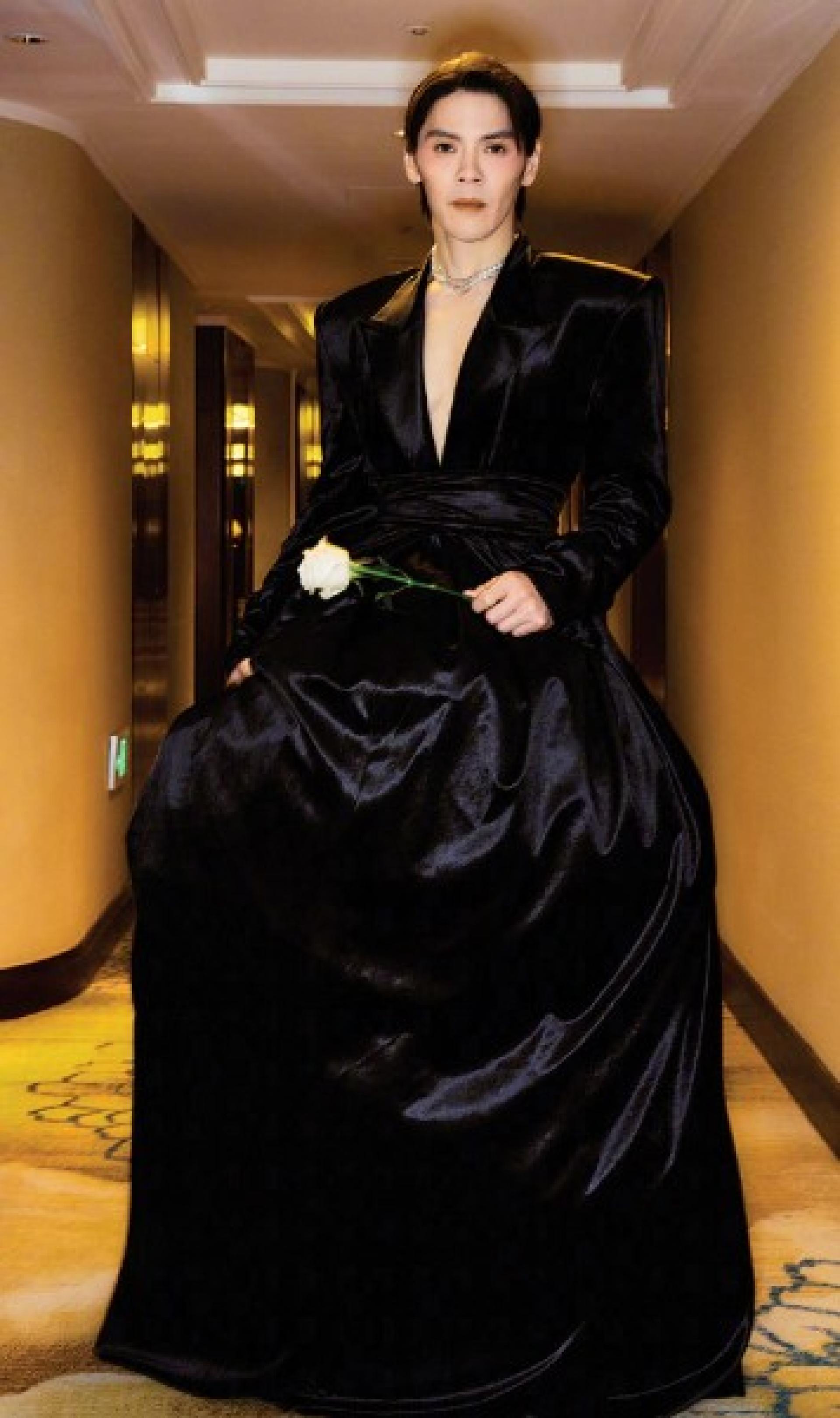 向佐穿上黑色裙装造型。