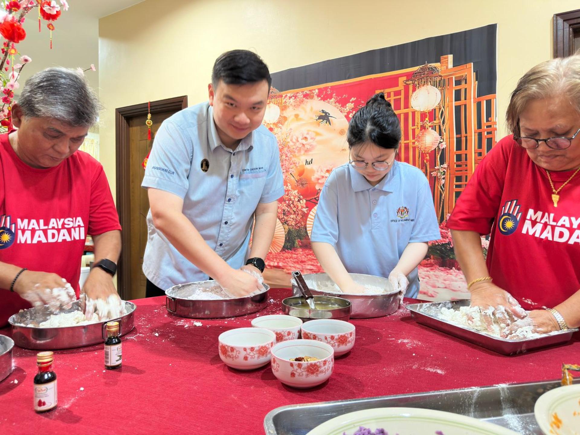 冬至吃汤圆，旅游、艺术及文化部副部长兼美里区国会议员赵俊文（左2）动手搓汤圆。