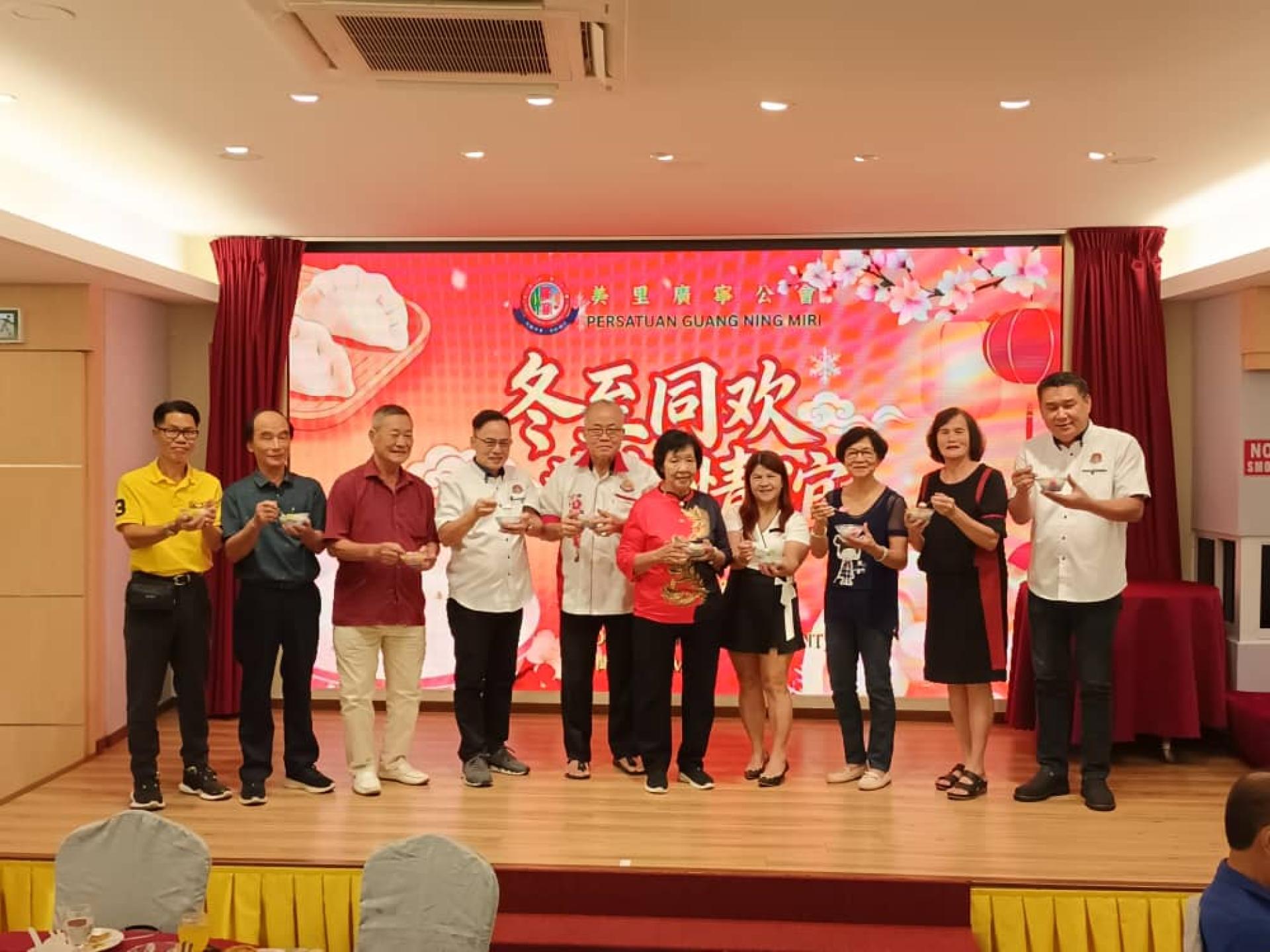 晚宴贵宾及乡亲们一起庆祝冬至佳节。左6为主宾杨翠容。