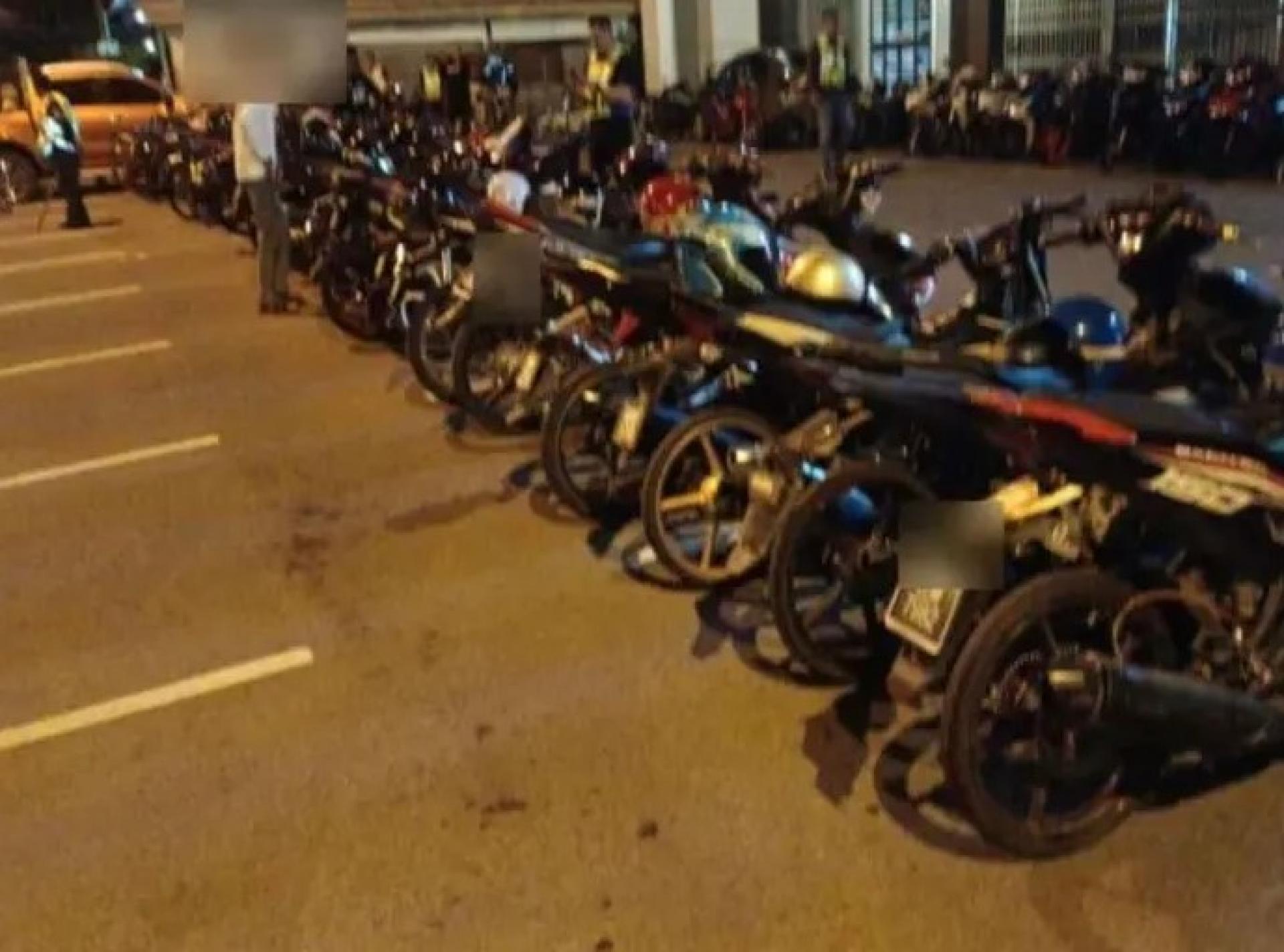 2025年12月20日至21日，古晋警方在中央东路、达万路及拿督翁纪辉路展开摩托车路霸行动。