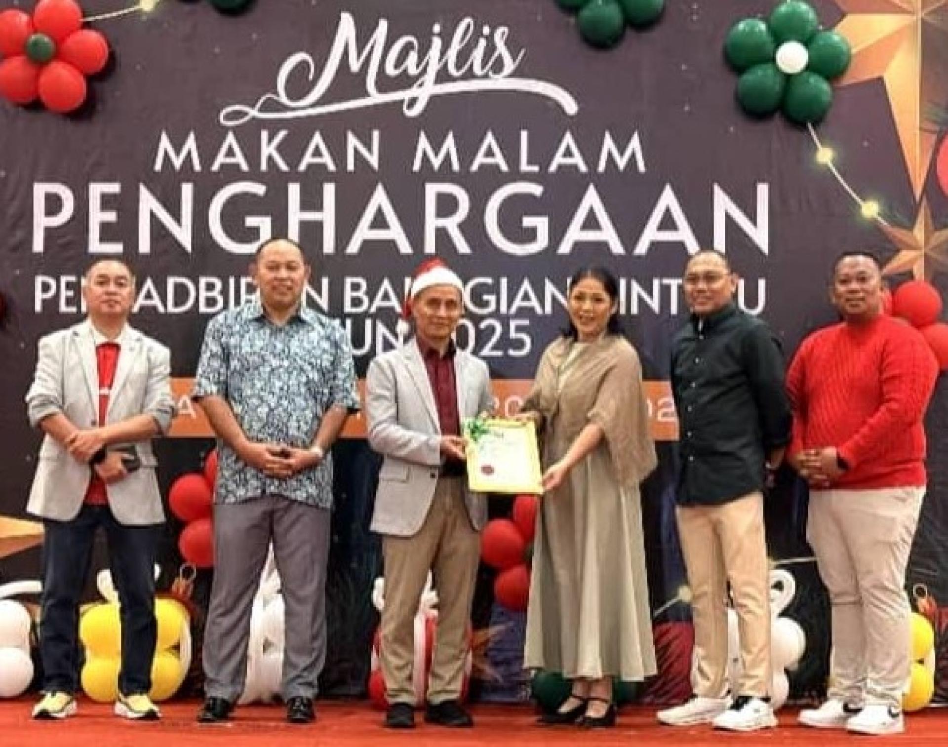 纽拉克向民都鲁区行政部门员工颁发荣誉证书。