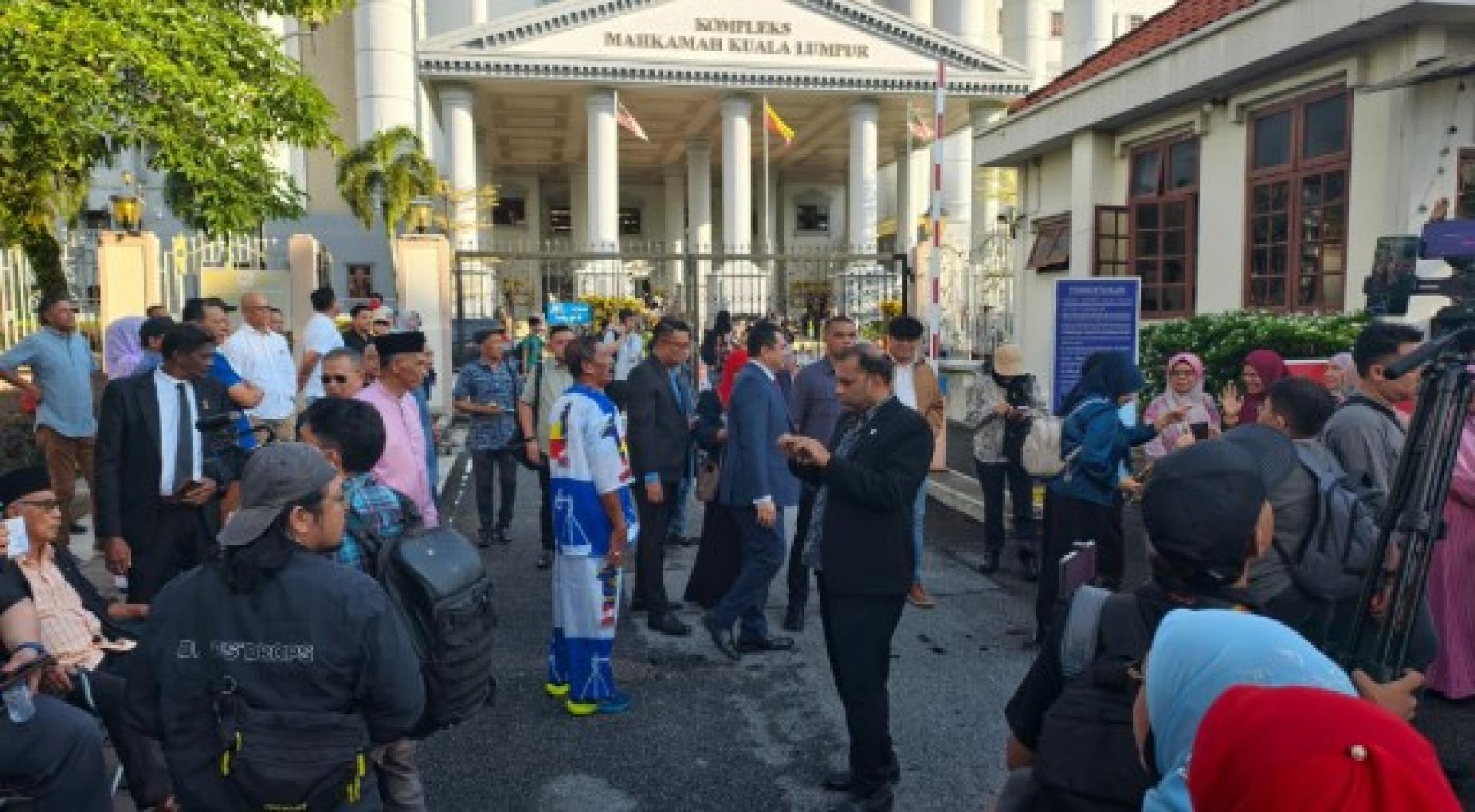 前首相拿督斯里纳吉的支持者清晨便聚集在吉隆坡法庭外。
