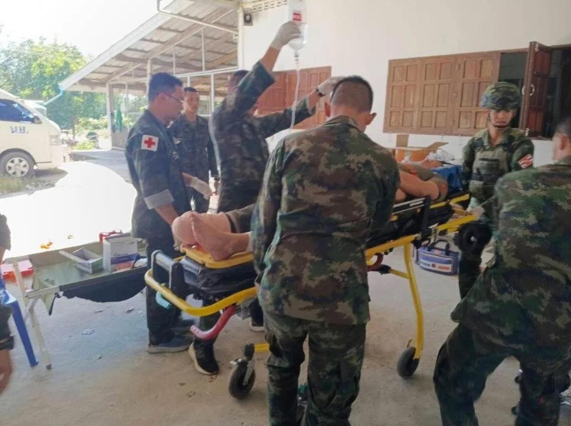 泰国军方星期天（12月21日）称，一名海军陆战队员遭柬军撤退时埋下的地雷炸伤，失去了右脚。