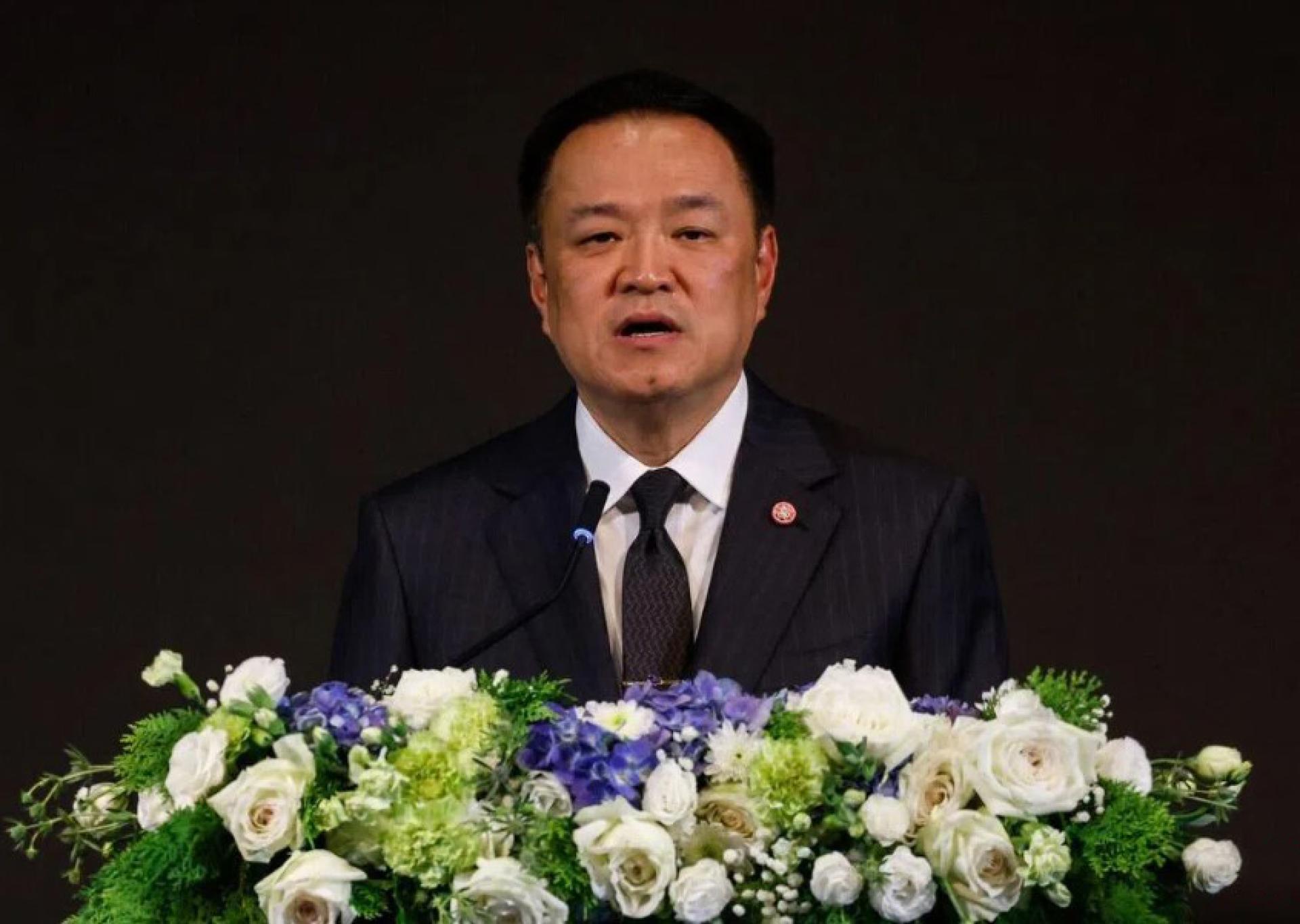 泰国首相阿努廷12月17日在曼谷一场反网络诈骗国际大会上发言。泰国将在明年2月8日举行大选，泰国观察家目前看好阿努廷和泰自豪党的选情。