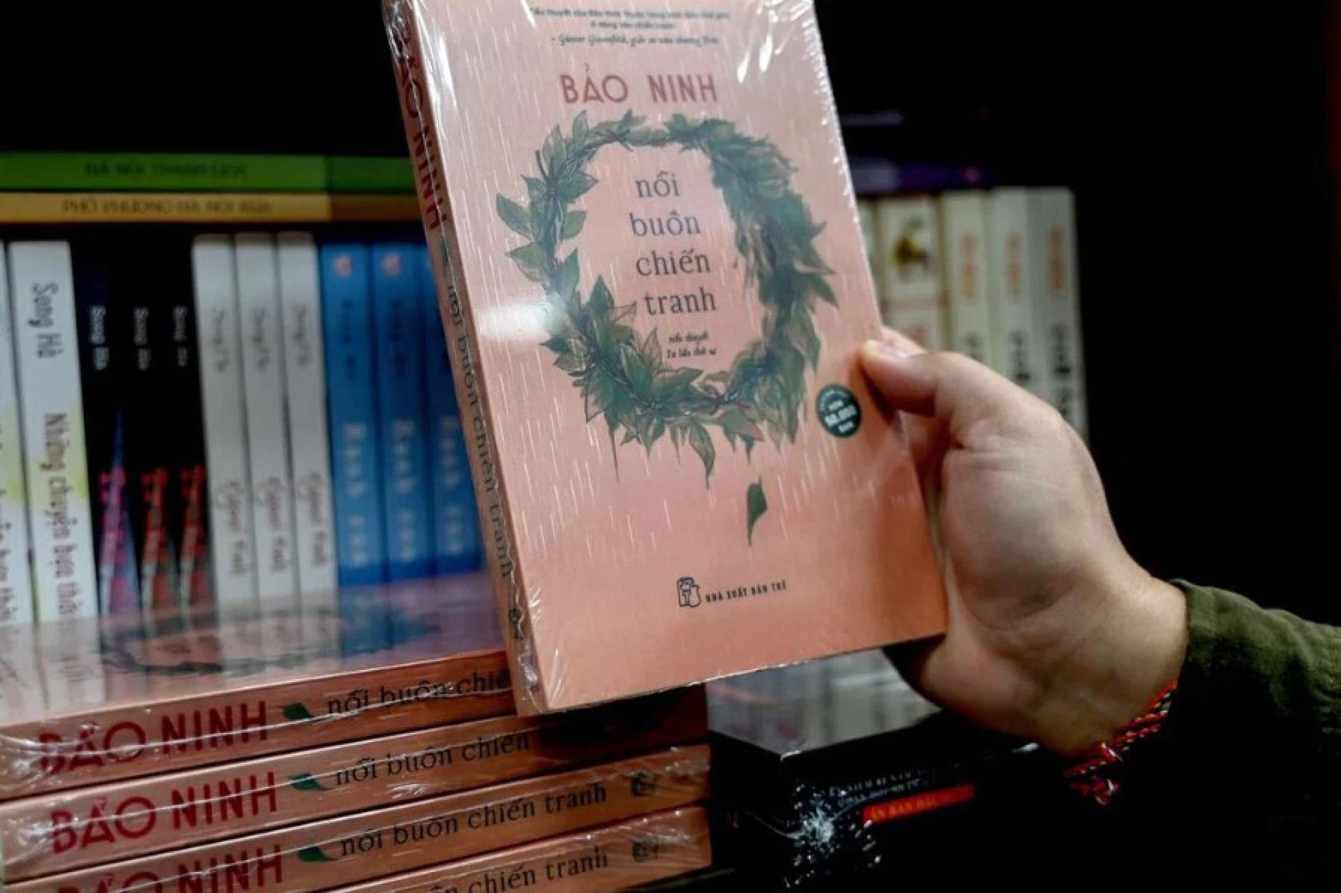 越南小说《战争哀歌》获政府评为50部最伟大文学艺术作品之一，岂料引起贬低军人英勇事迹的争议，同时重新引发读者兴趣。