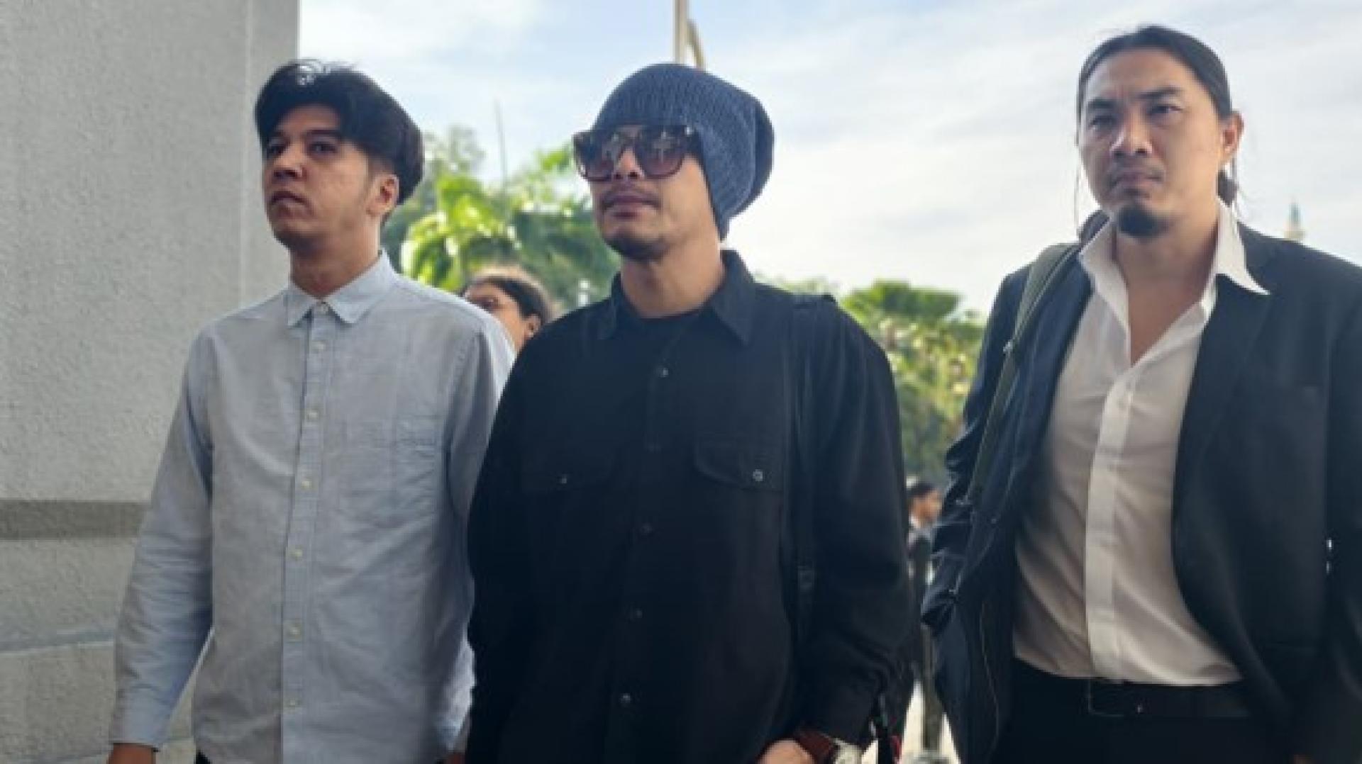 黄明志（左2起）及郑青丰步入法庭时，保持沉默不愿发言。