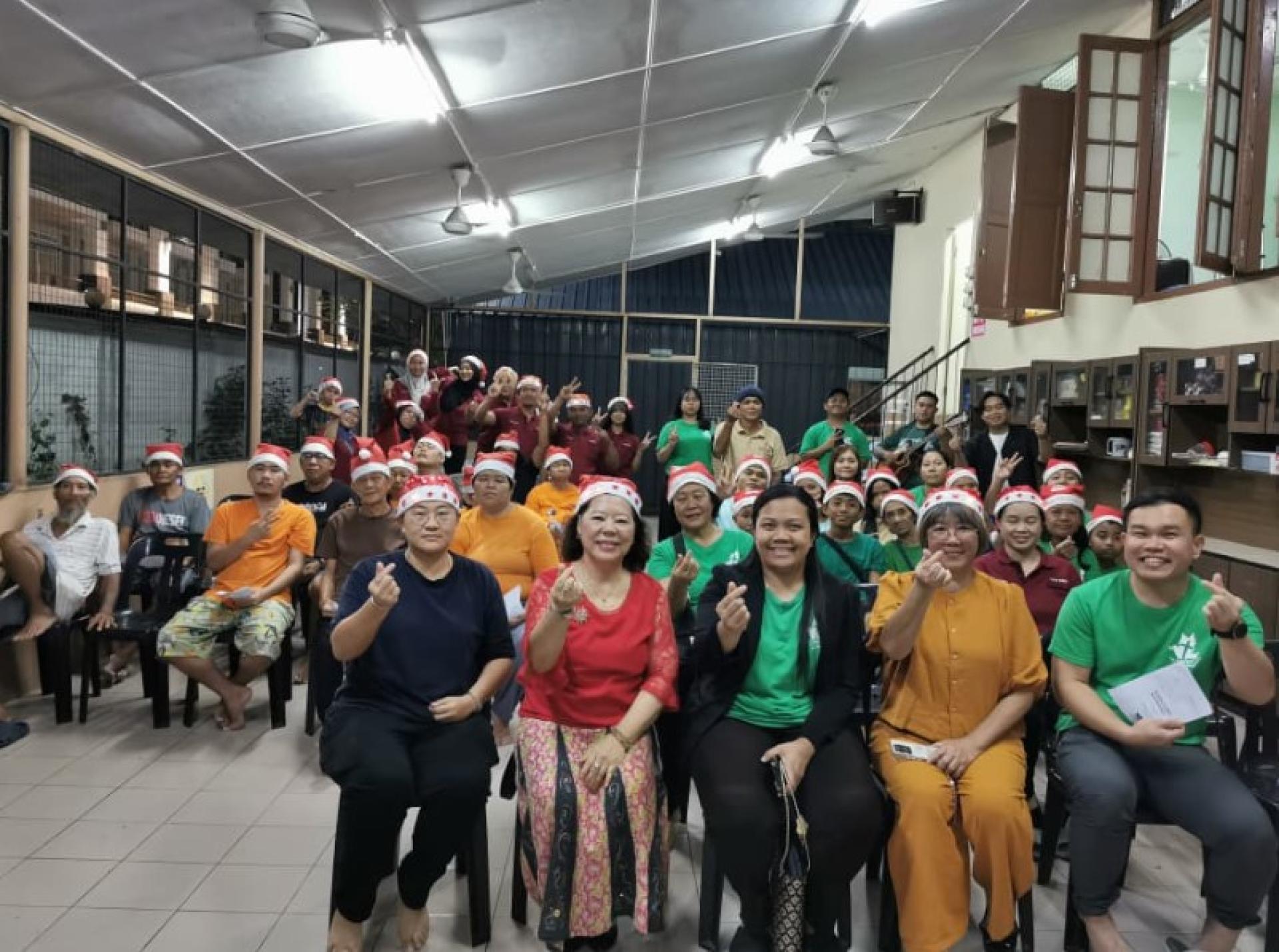 Melinda Wong（前排左2）与筹委会成员及中心住户合影。