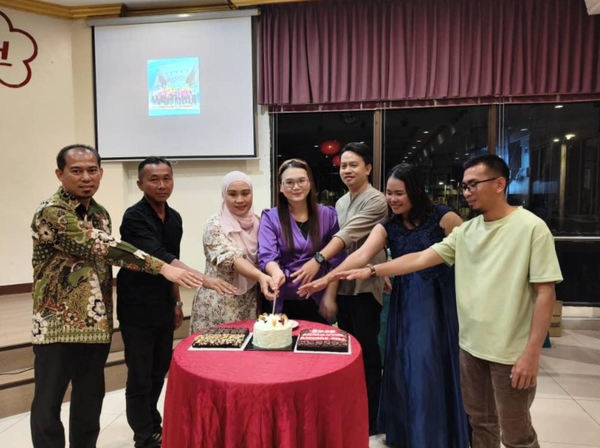 珍德丽（中）与嘉宾一同切蛋糕，欢庆活动。