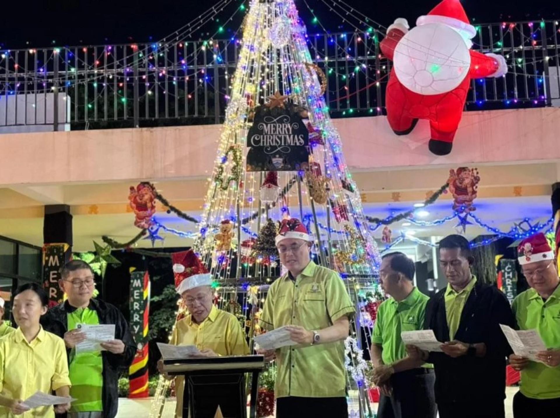 沈桂贤（左3）、陈开（左4）及其他嘉宾参加圣诞树点灯仪式。
