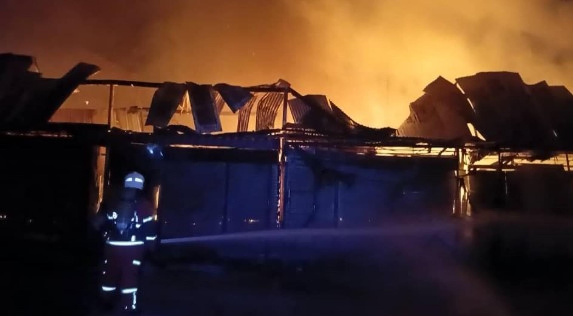 消拯人员赶抵火灾现场后即刻展开灭火行动。