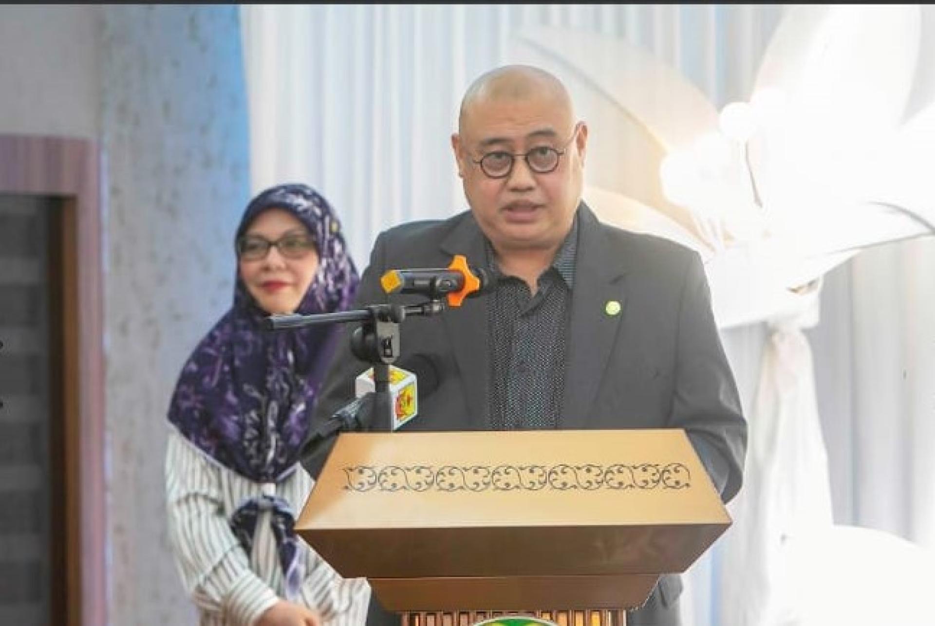 文化、青年及体育部长拿督纳兹米在会上致词