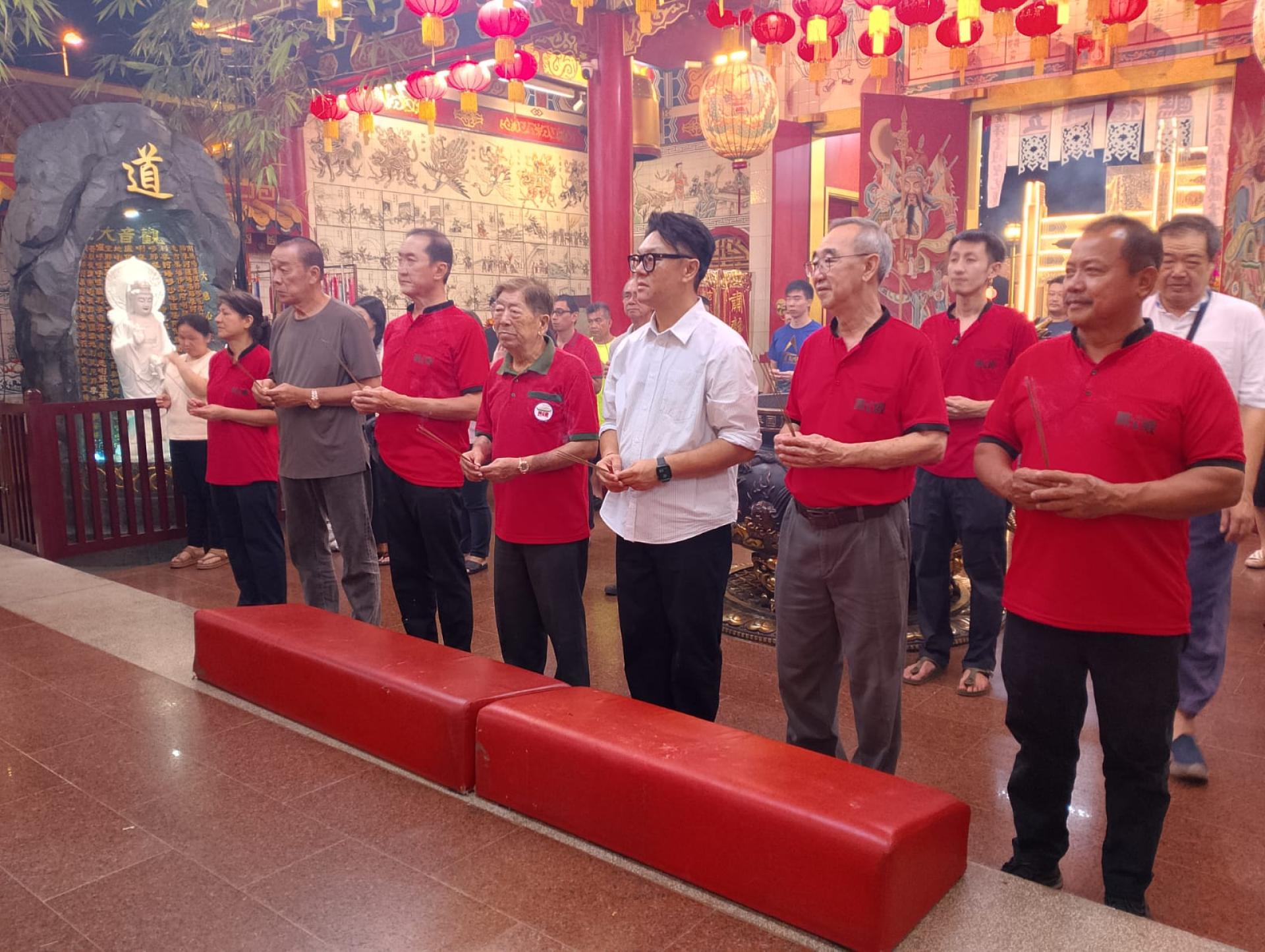 汶莱腾云殿董事长李永贞与该殿董事拜祭