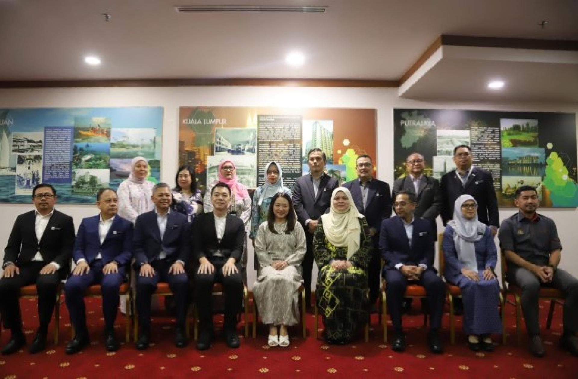 杨巧双与罗思辉到部门正式报到后，与联邦直辖区部工作人员合影留念。