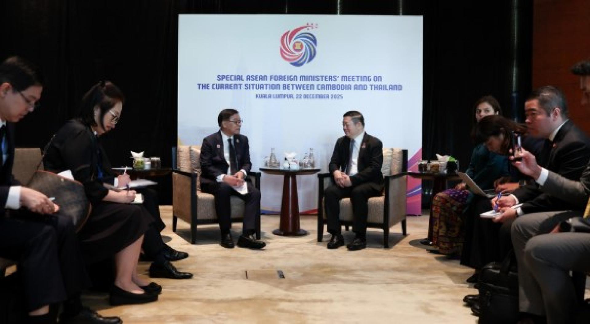 泰国外长西哈萨周一在东盟外长特别会议期间，与东盟秘书长高金洪举行双边会晤，就当前柬埔寨与泰国之间的局势进行讨论。