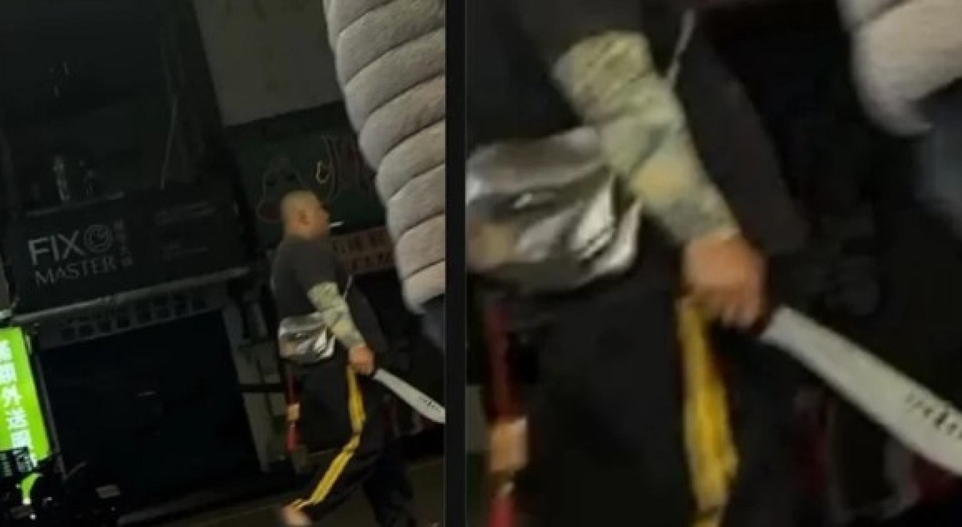 影片显示一名平头男子手持开山刀在行走。