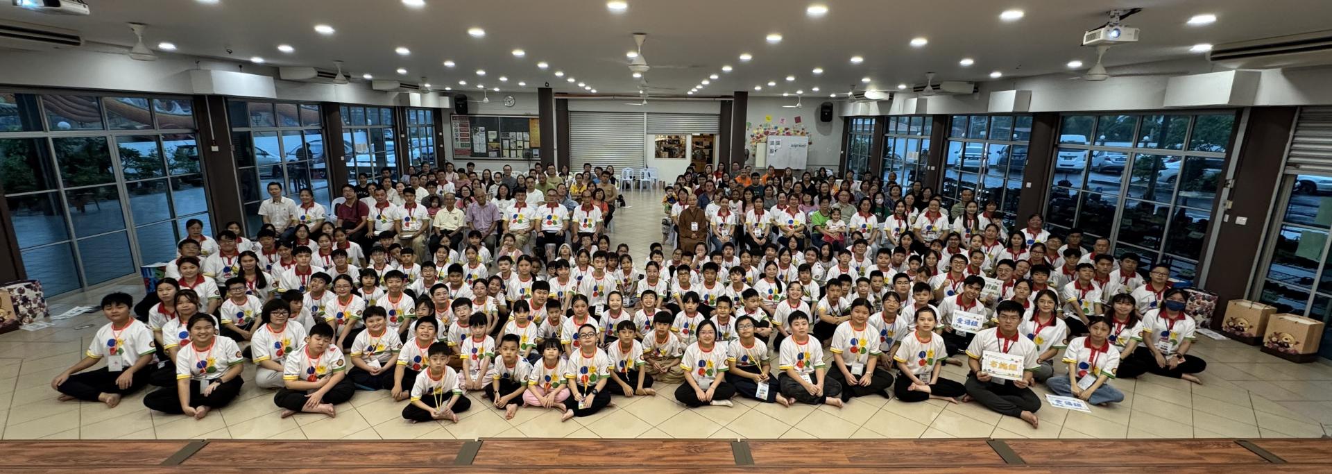 美里佛教居士林第21届儿童生活营结业典礼大合照。