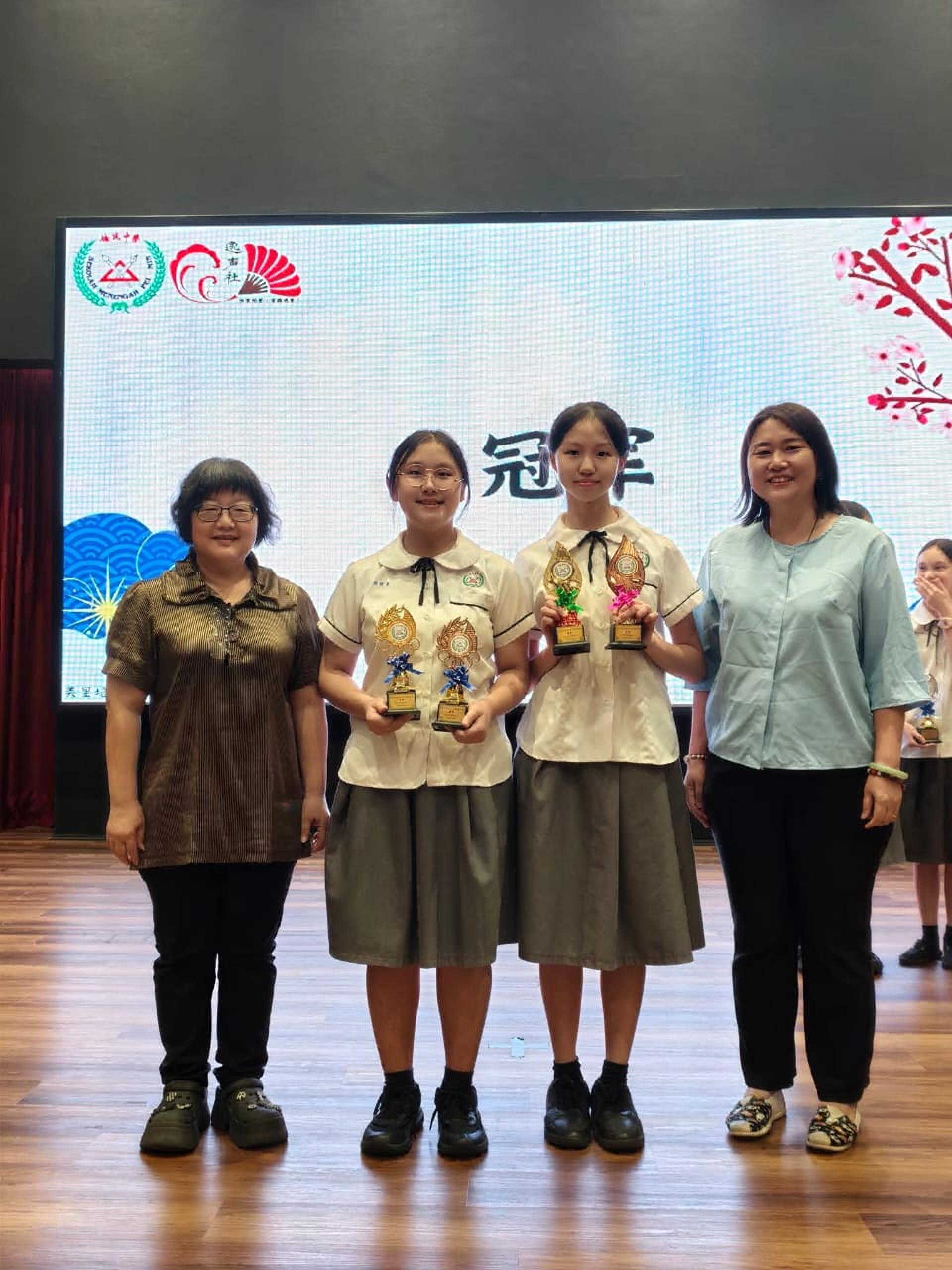 培中“2025年相声初体验”相声比赛，陈祯旻（左2）和邓雨彤（右2）夺冠。左为陈逸萍老师，右为校长贝美娇。