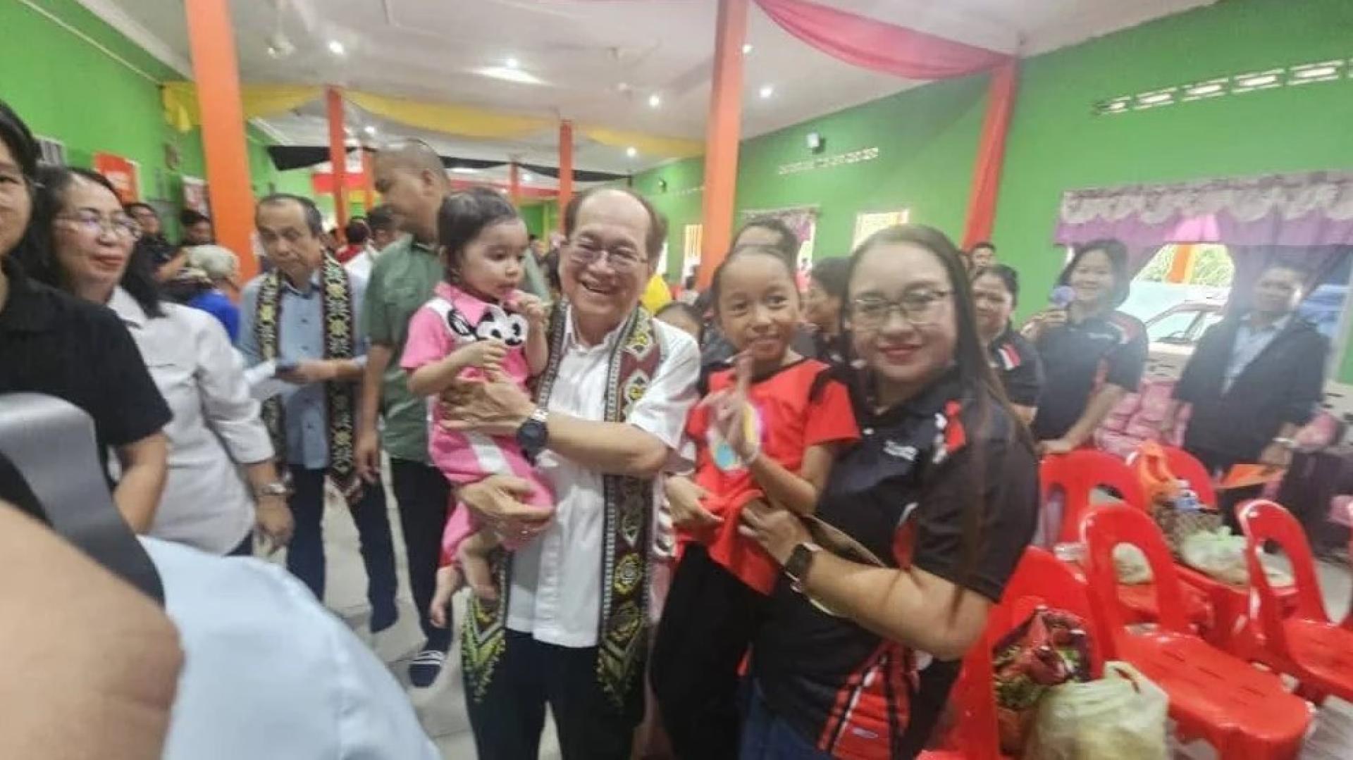 道格拉斯与选民互动。