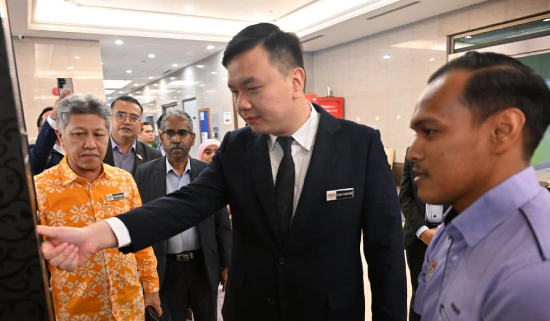 美里国会议员赵俊文正式到位于布城的旅游、艺术及文化部副部长办公室报到，展开履新后的首个工作日。