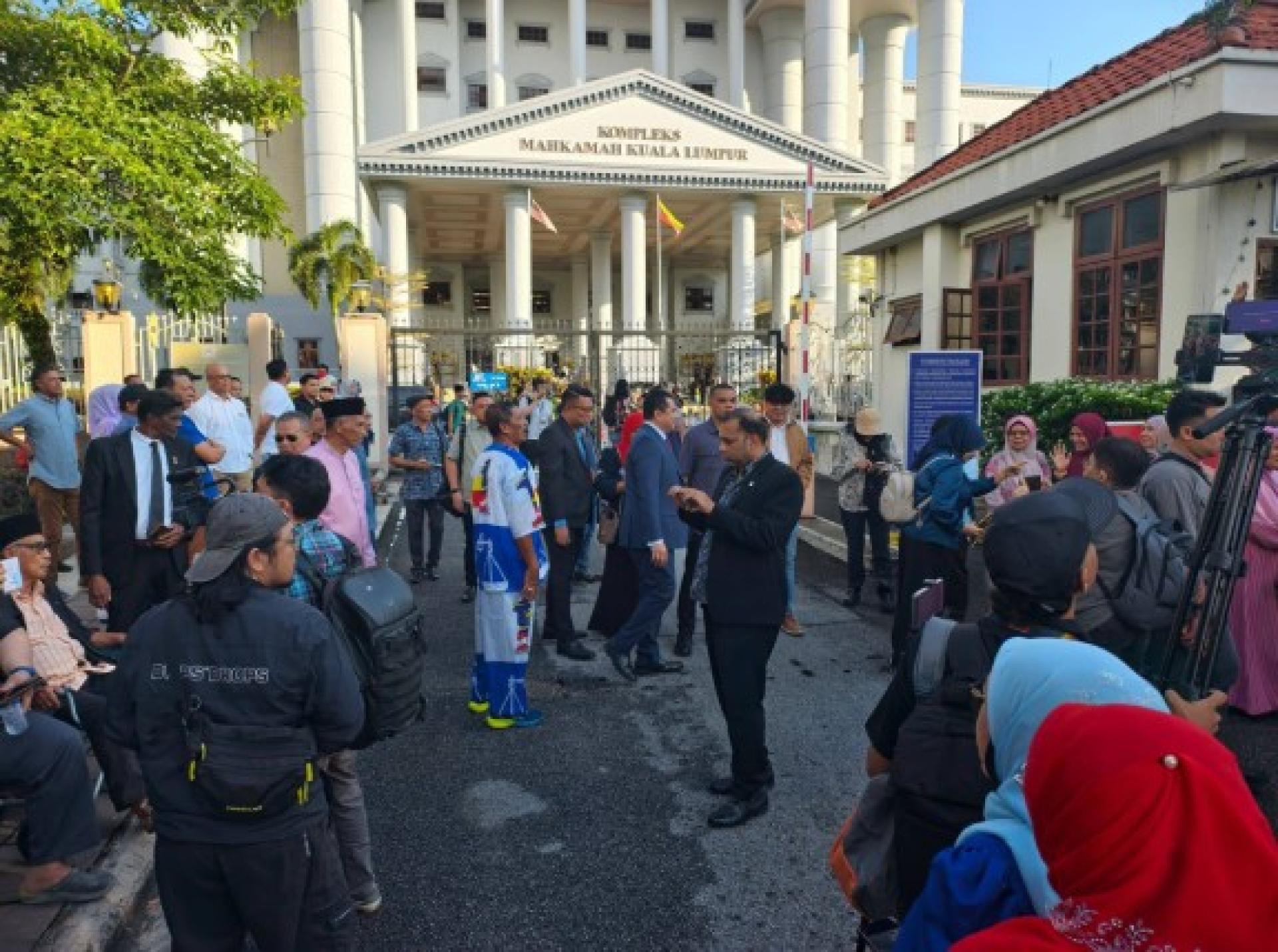 约200名纳吉支持者，从清晨起就聚集在法庭外。