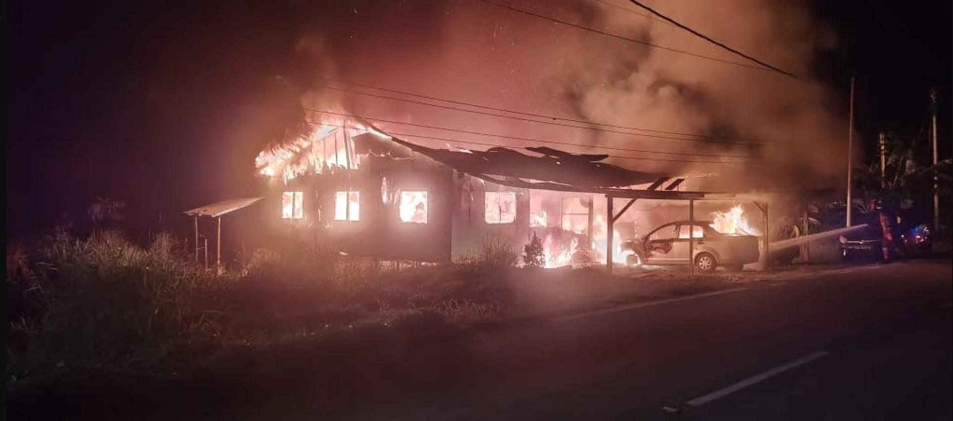 加拉甲村大火燃烧最猛烈时的情景。