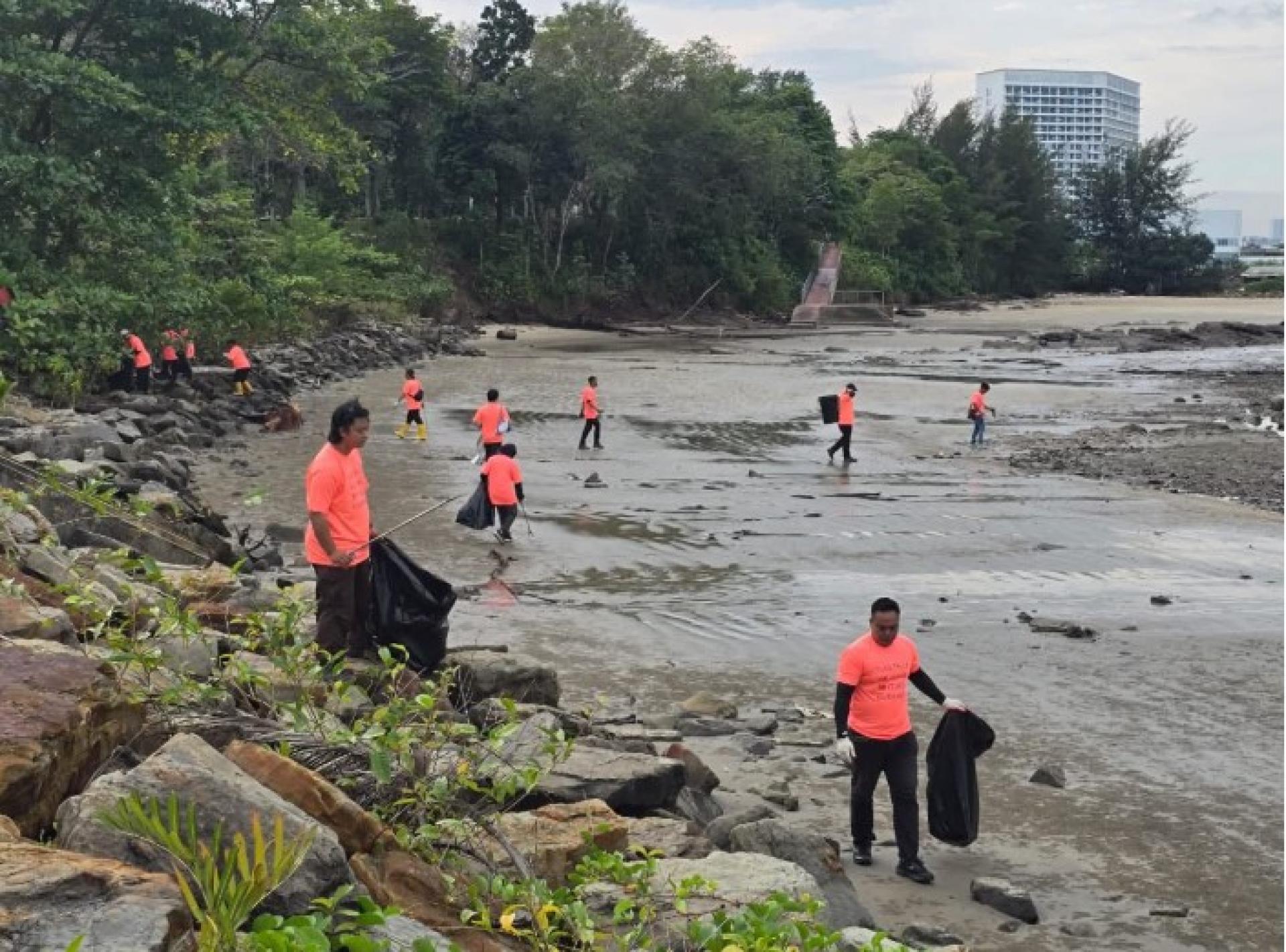 BDA与ORISYSENC员工在上周日的“携手让民都鲁更清洁”计划中捡拾垃圾。