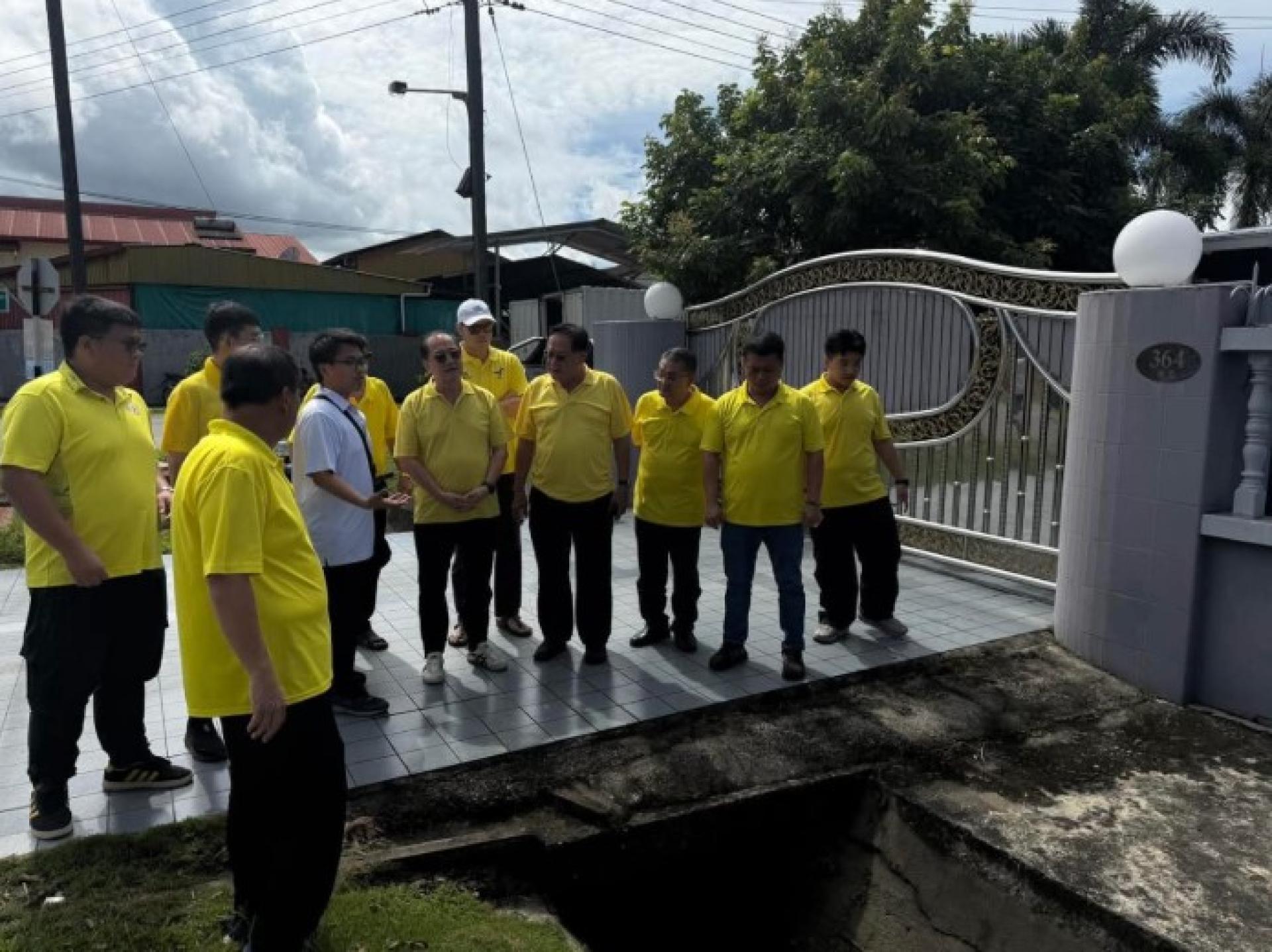 潘隆铭于周一到清洁花园巡视排水系统提升工程的进展。