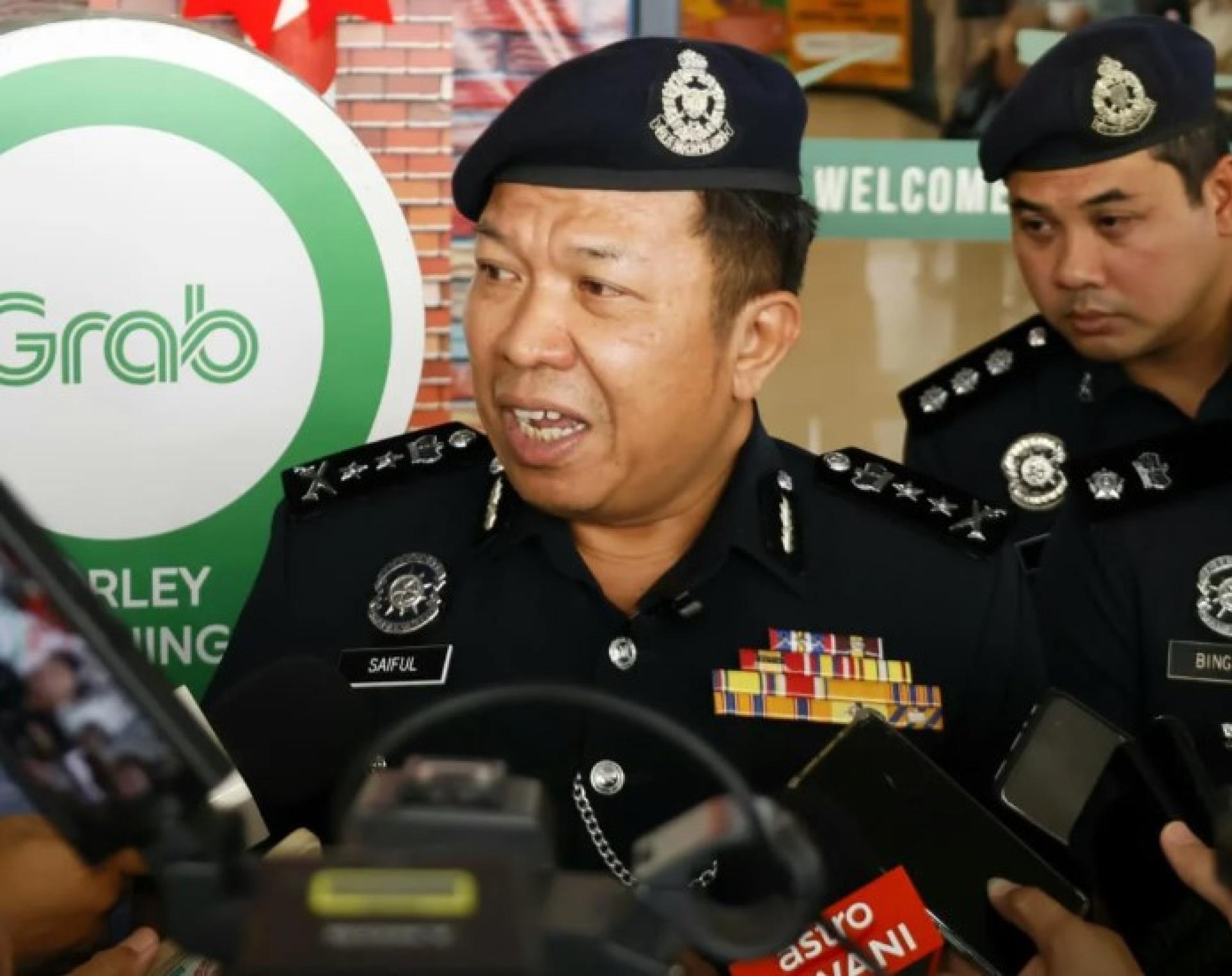 赛夫里占接受媒体访问。