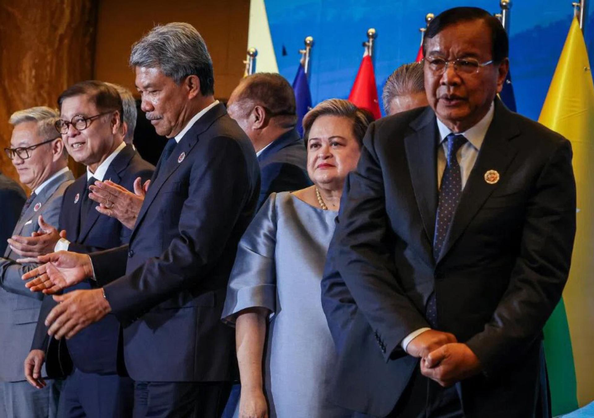 亚细安外长特别会议星期一（12月22日）在吉隆坡举行，与会外长先按会议传统牵手合照，柬埔寨副首相兼外长布拉索昆（右1）与泰国外长西哈萨（左2）分别站在东道主马来西亚外长莫哈末哈山（右3）两侧。