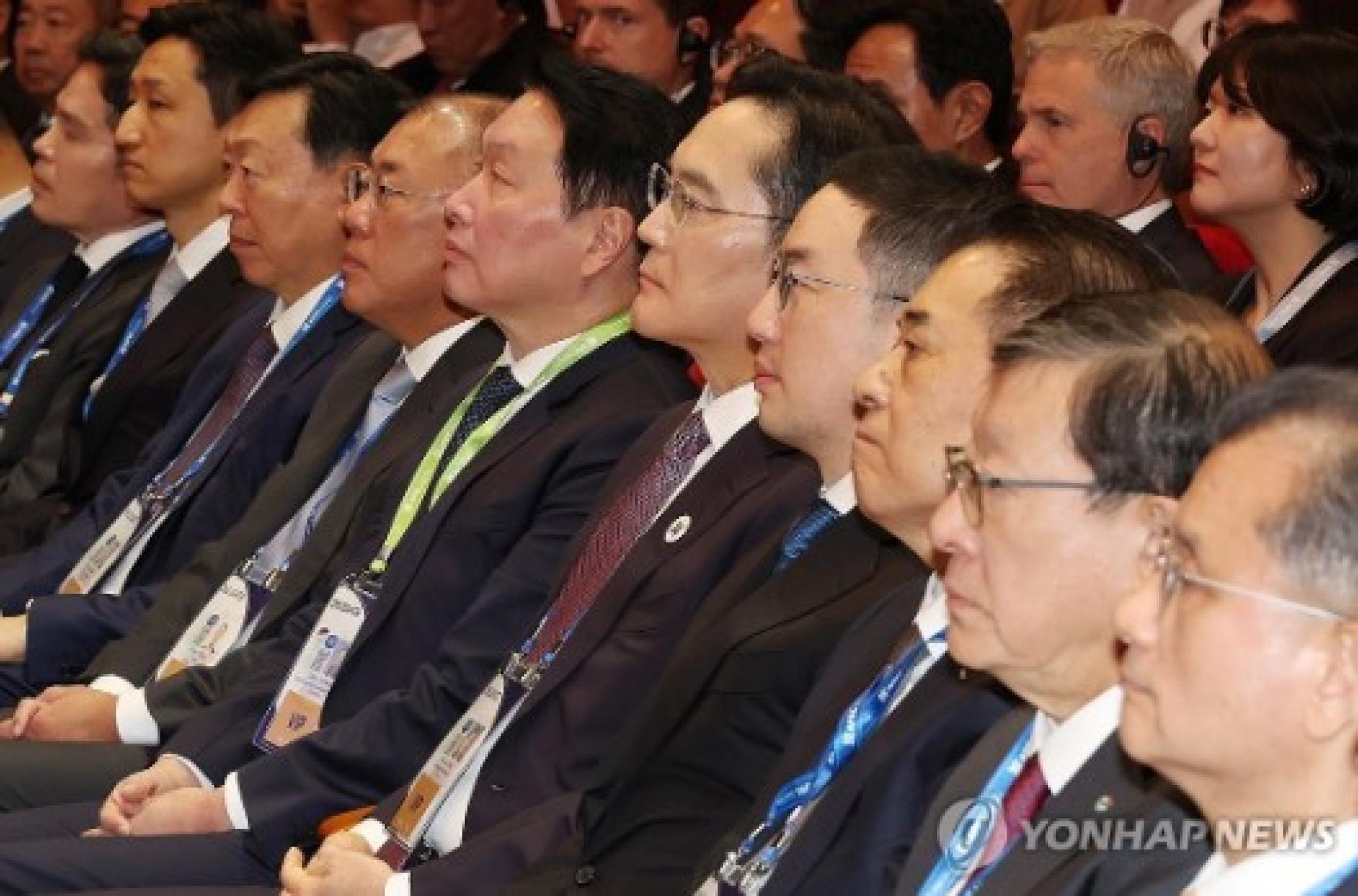 右四起依次为LG集团会长具光谟、三星电子会长李在镕、SK集团会长崔泰源、现代汽车集团会长郑义宣。