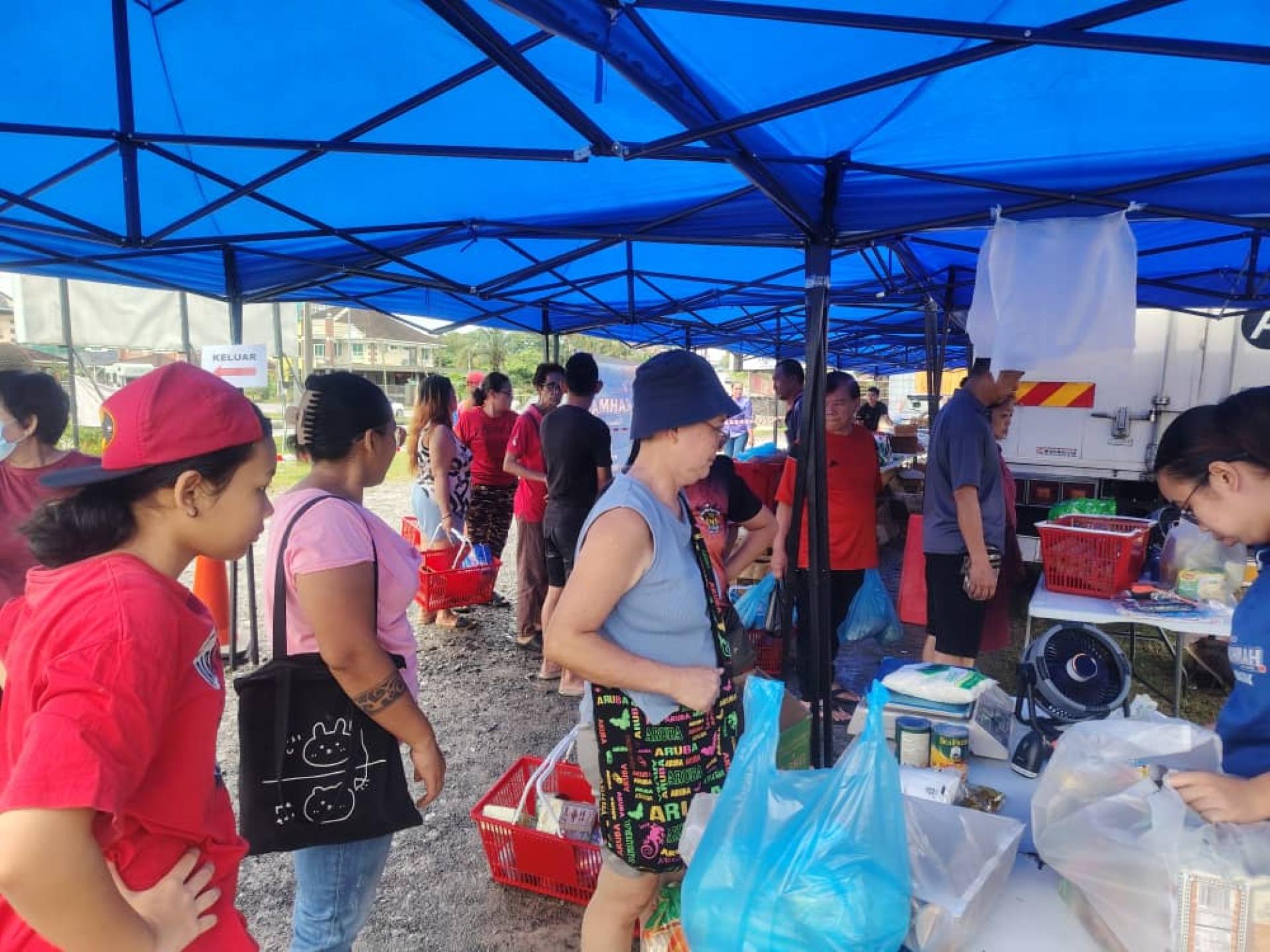 .“昌明大马慈悯流动促销”昨日在BDC的Langkau Arau Rumah Asap Dayak成功举行，吸引不少民众前来采购！