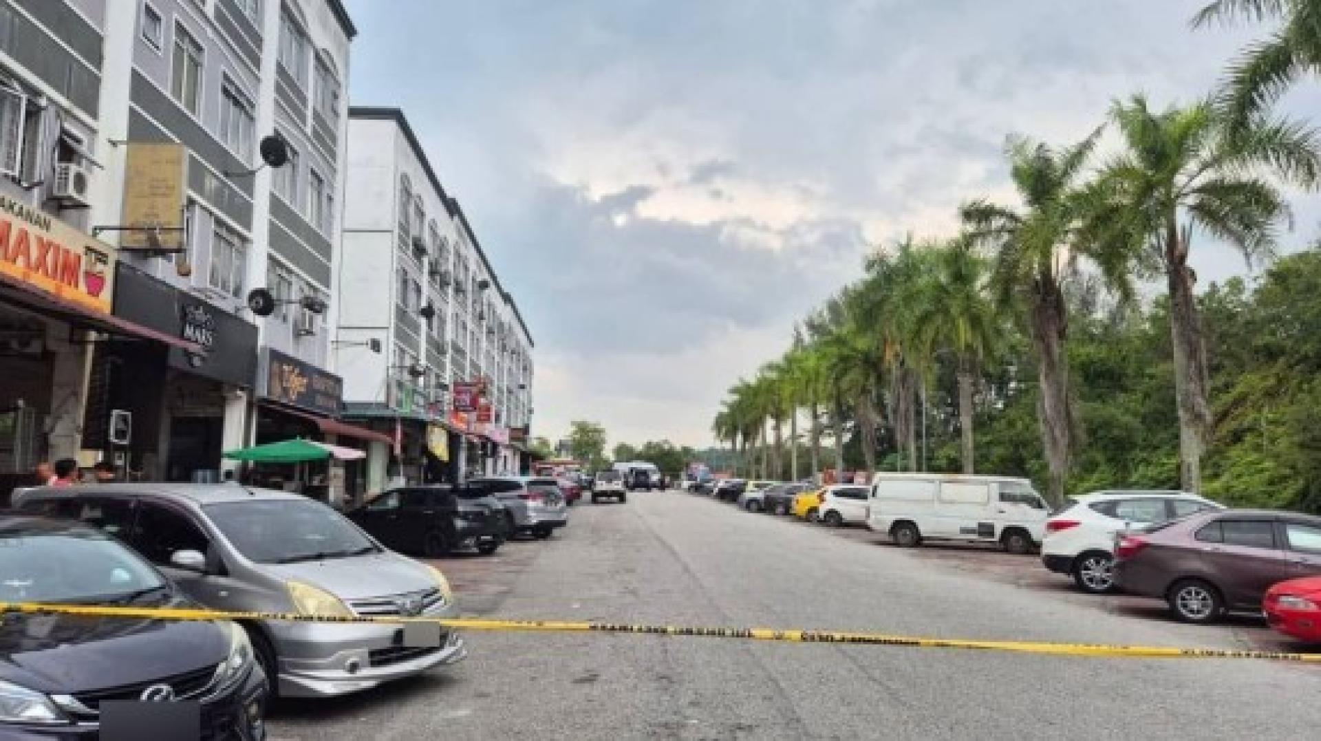 警方封锁发现自制爆炸装置的商业区一带。