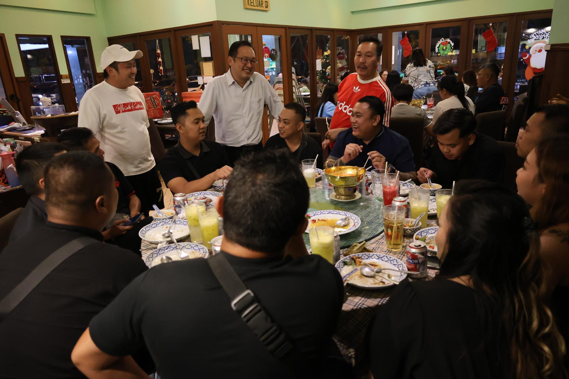 众人在聚餐后合影。坐者左2为江峰年；左5为张健仁。