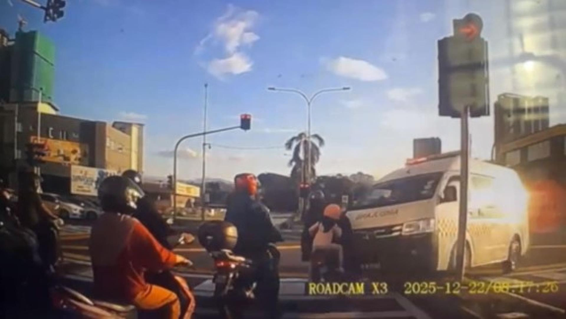 一辆救护车在经过交通灯路口时与一辆轿车相撞，造成7人受伤。