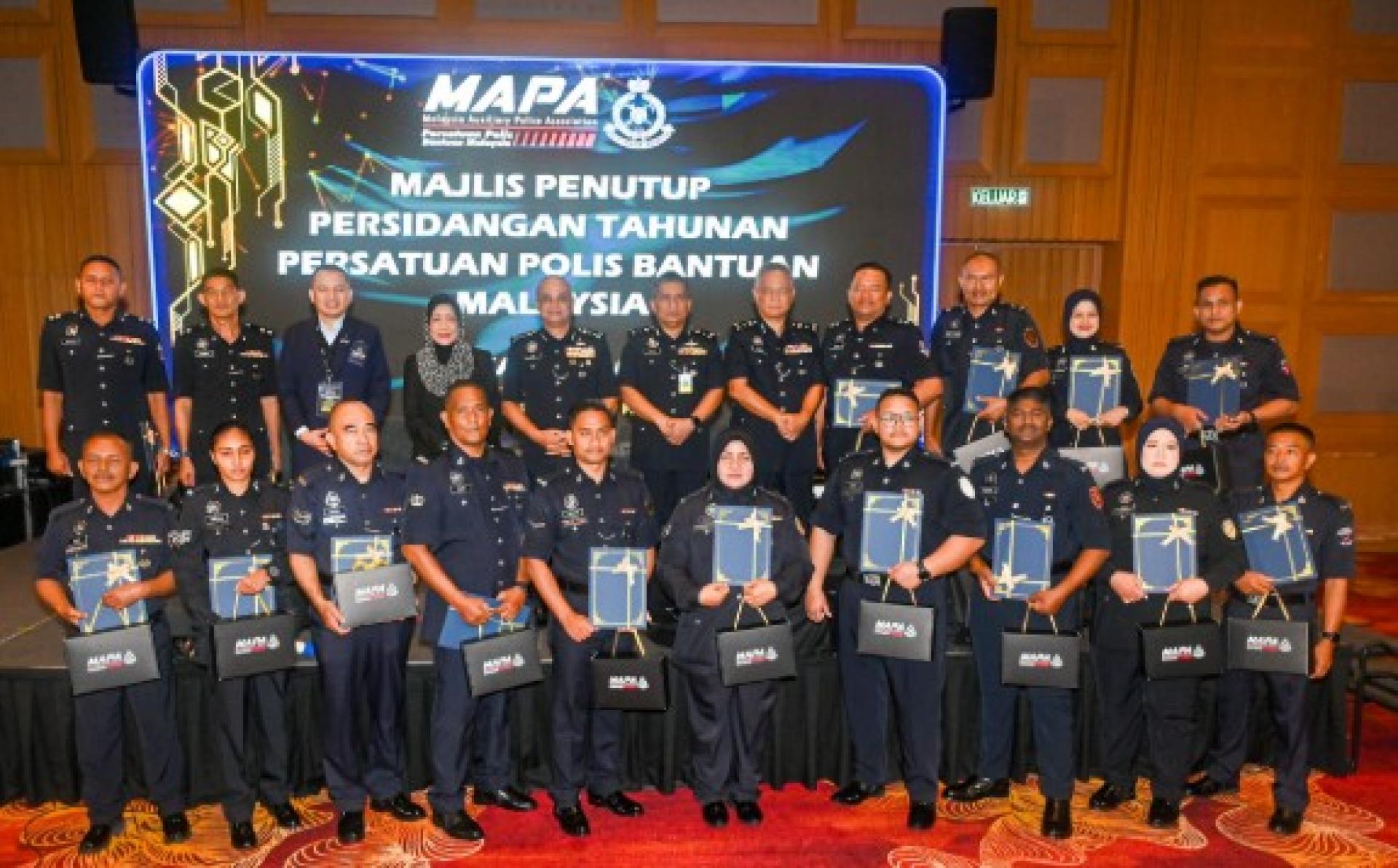 阿丝马华蒂（上排左4起）、聂罗斯礼，与获得褒扬奖状的辅警等人合照。