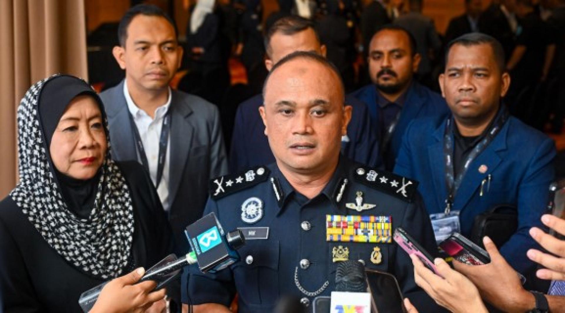 聂罗斯礼在大会活动结束后，对记者发表谈话。