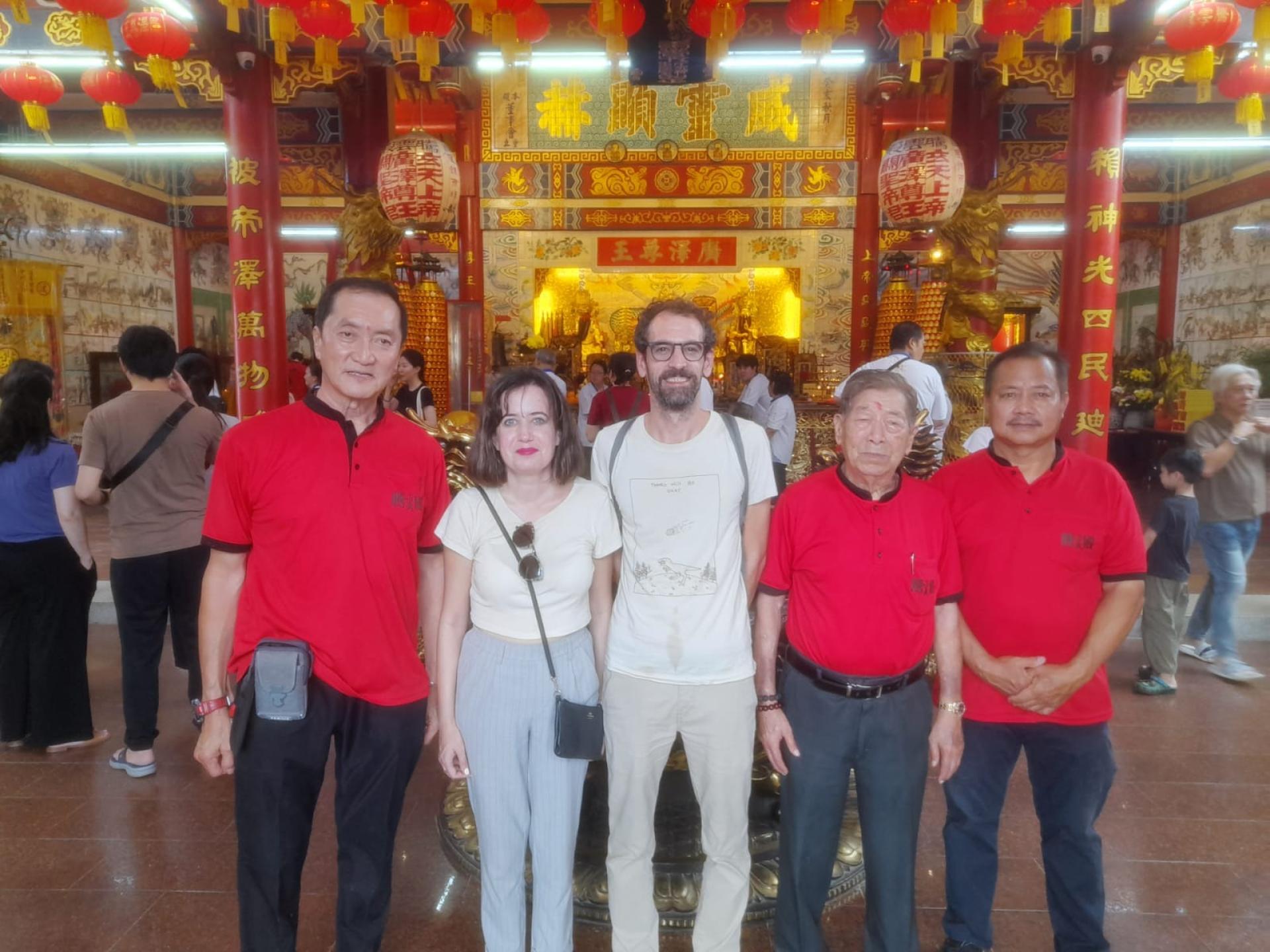 腾云殿董事长李永贞及该殿董事与葡萄牙旅客合影