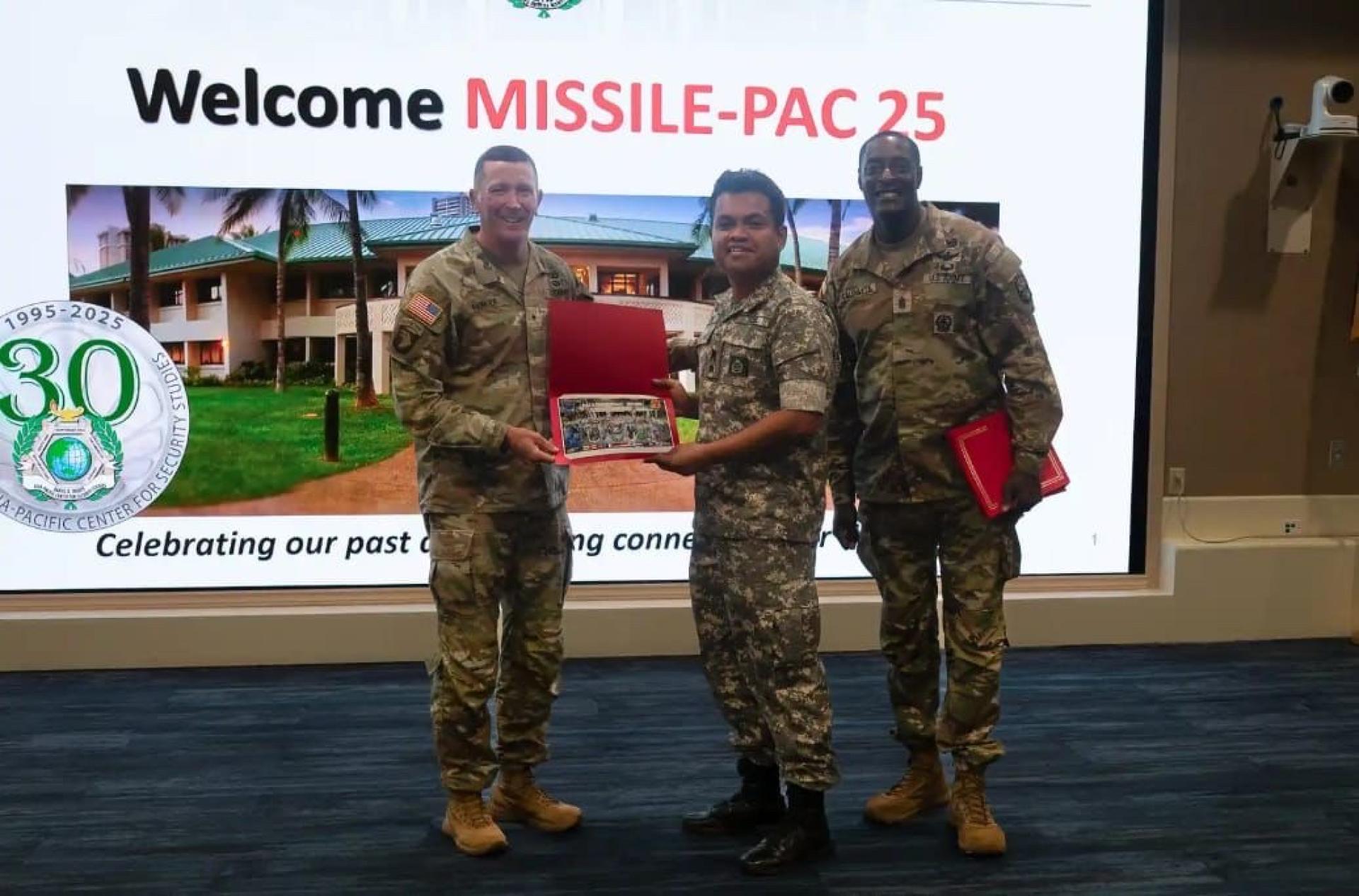 汶莱军官获颁纪念品