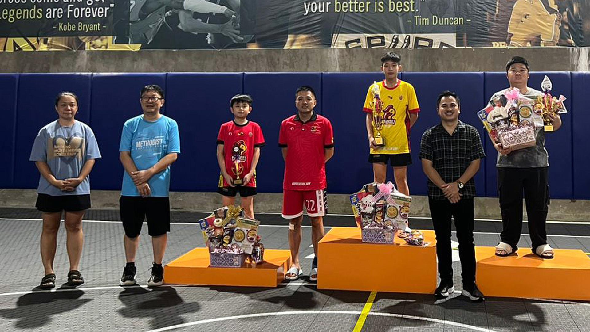 亲子赛冠亚季与主办方合摄。