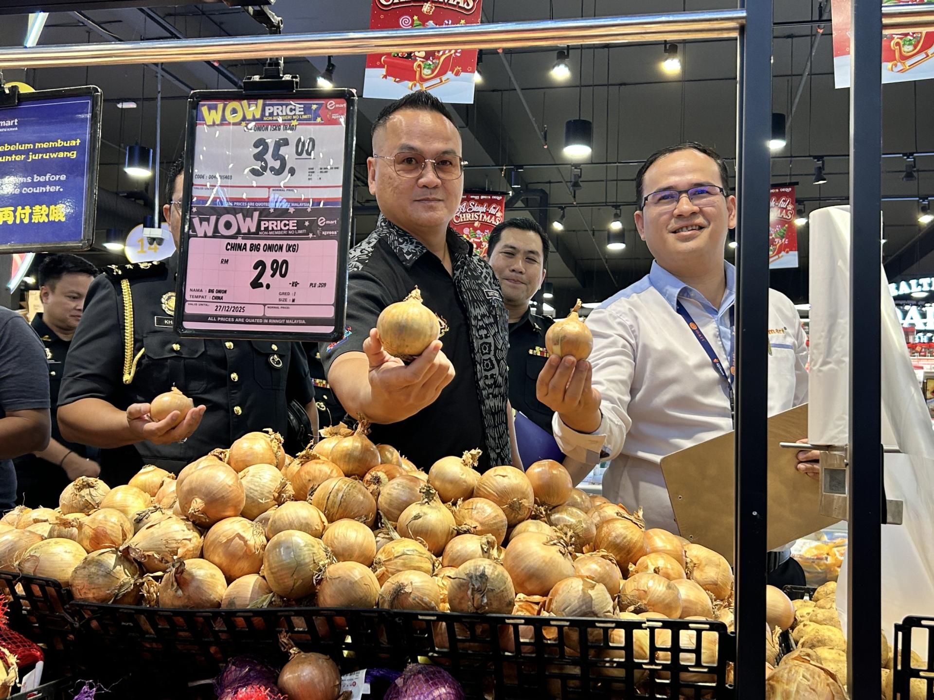 马修多米尼向媒体展示其中一样管制品。