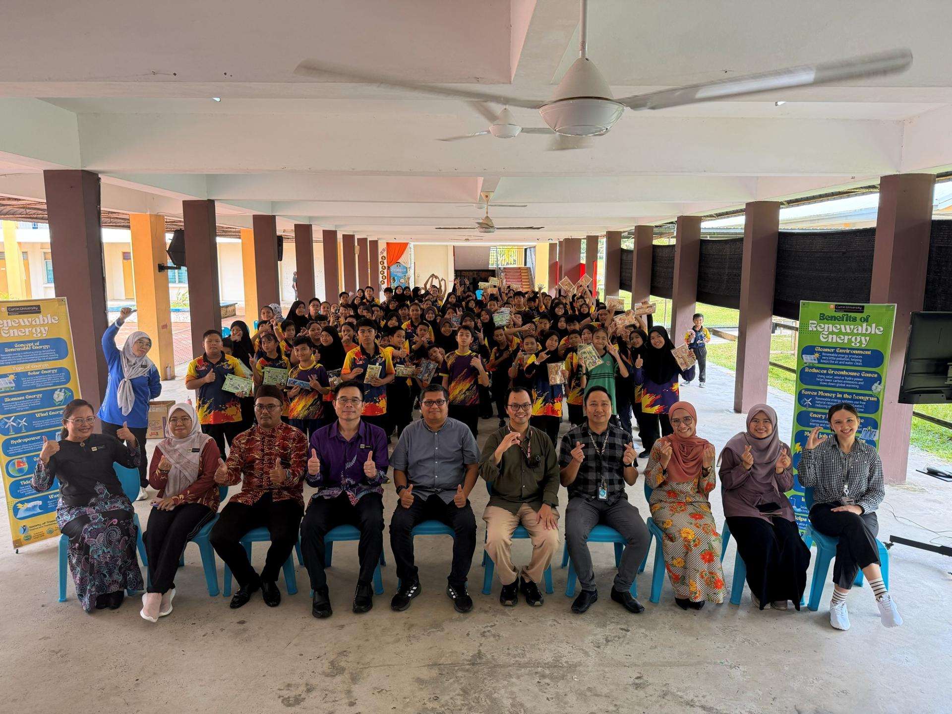 科廷大学马来西亚分校团队与巴甘甘榜国小师生合影。