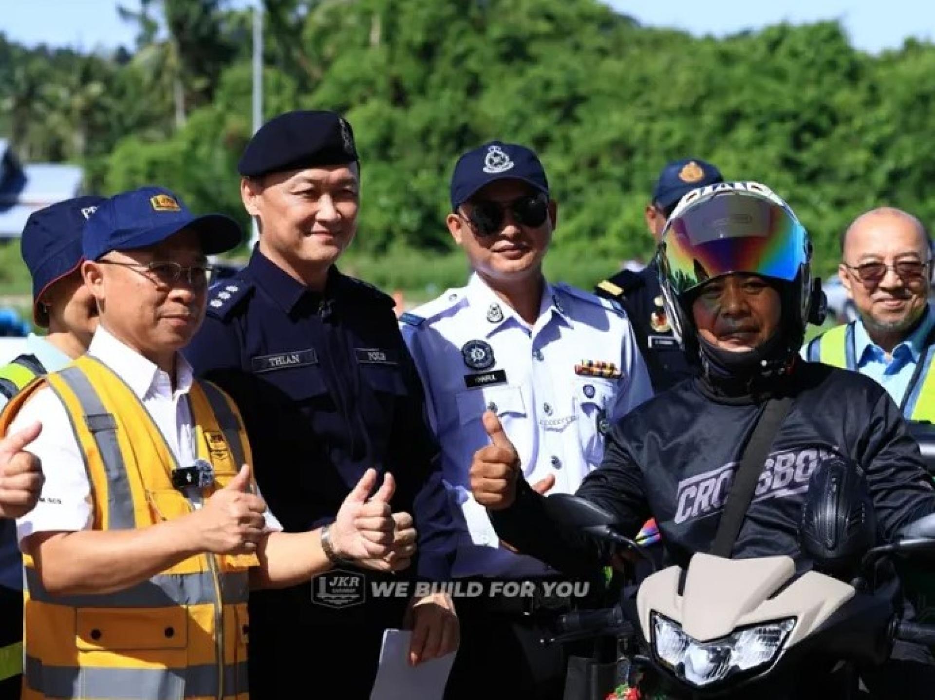 卡西迪（左）于2025年12月23日在美里埔奕，与警方一同主持2025年佳节道路安全运动推介礼。