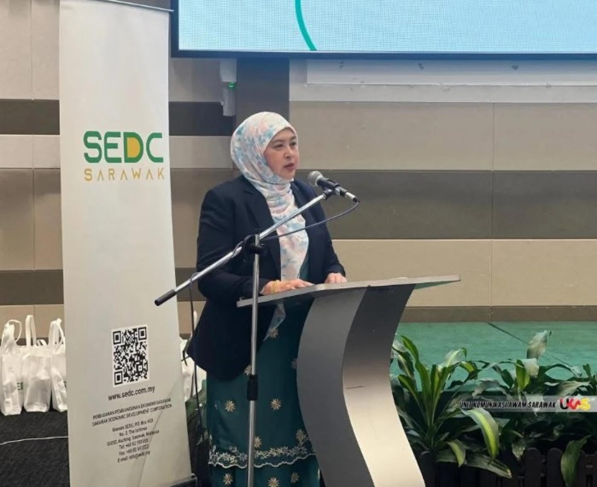 拉卡雅今日在本市伊斯姆斯路SEDC大厦举行的食品必需品移交仪式上致词。