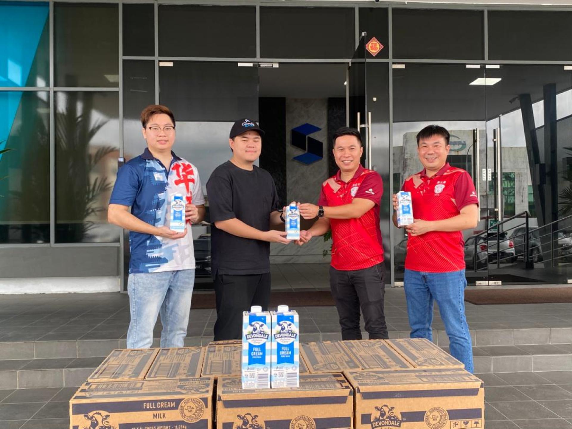 捐血活动赞助商之一的琪琳冷藏食品（马）有限公司的代表(左2)移交赞助品予身为捐血活动筹委会主席的古晋潮州公会青年团公关组长陈冠中（右2），右1是古晋潮州公会青年团团长郑元漳及晋汉连省华青团福利组长江泽明（左1）。