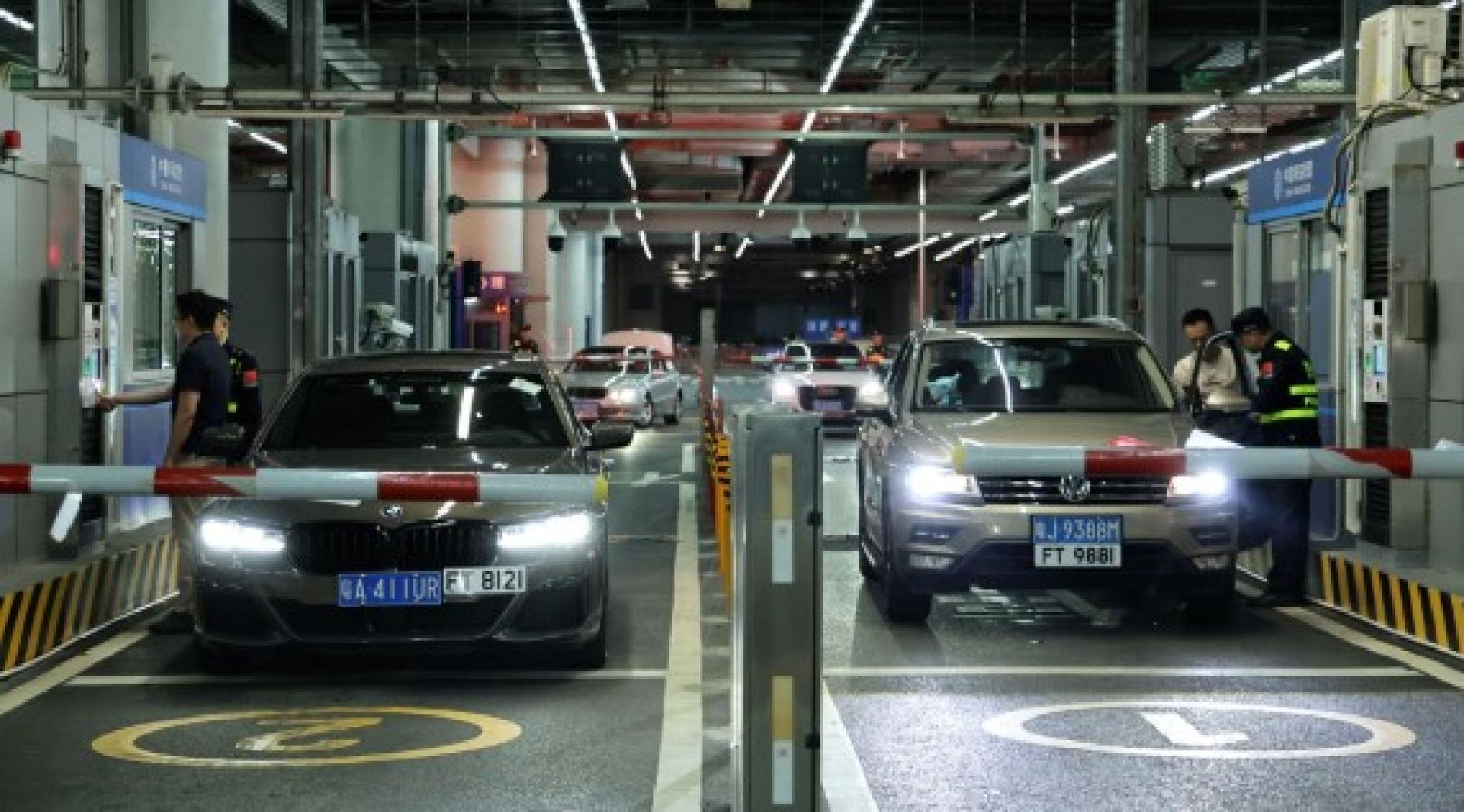 “粤车南下”入境香港市区的首批通关车主23日零时在“一站式”通道办理通关手续。