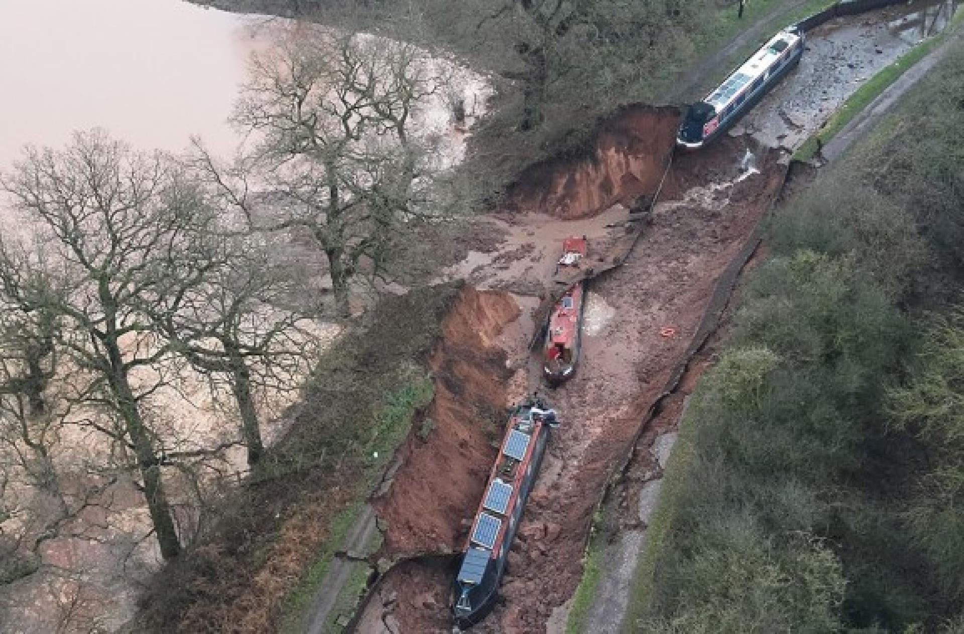2艘狭长型运河船据报随著运河塌陷而沉入坑洞。