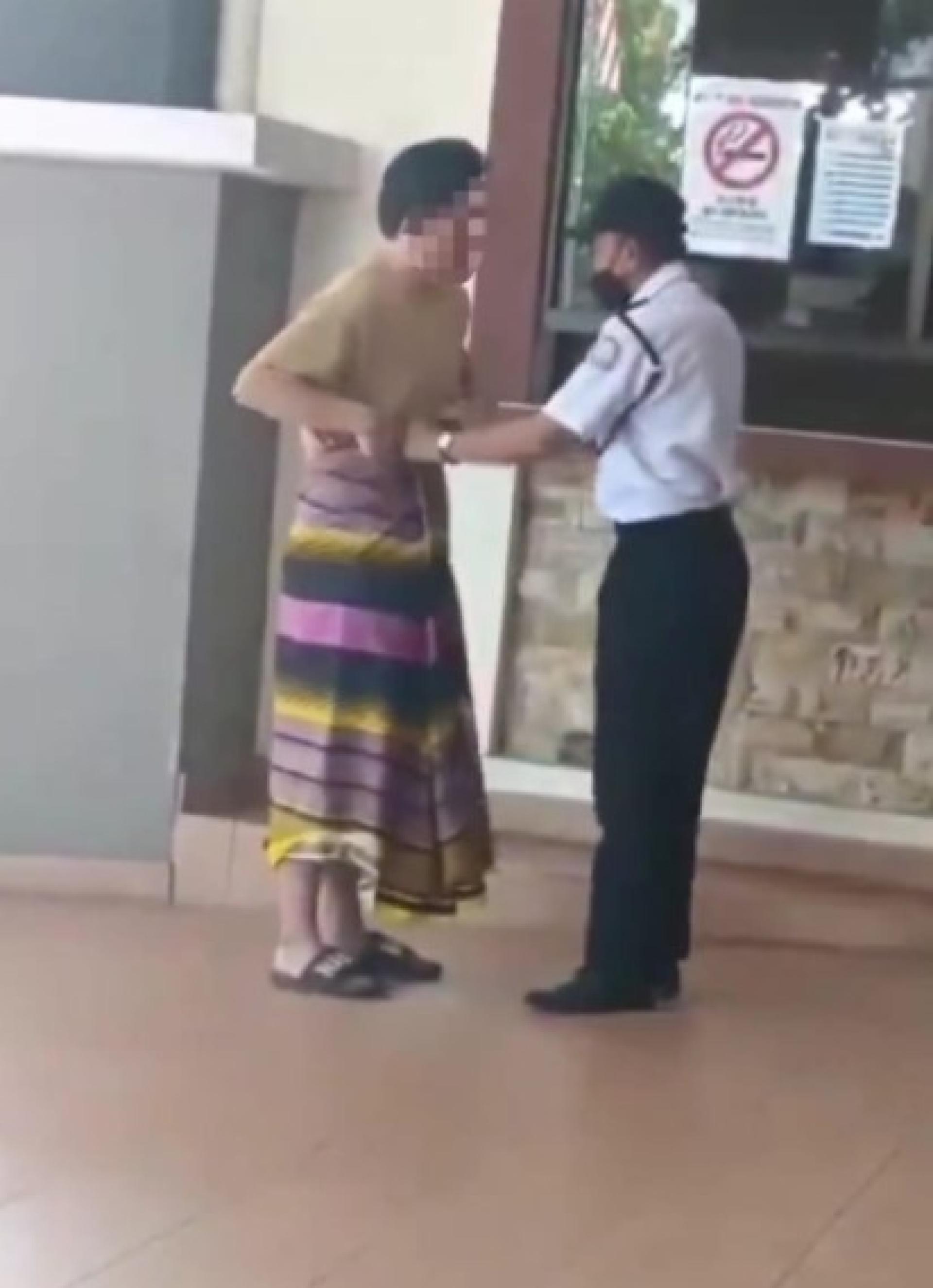 保安要求男子穿上纱龙后，才获准进入大厦办事。