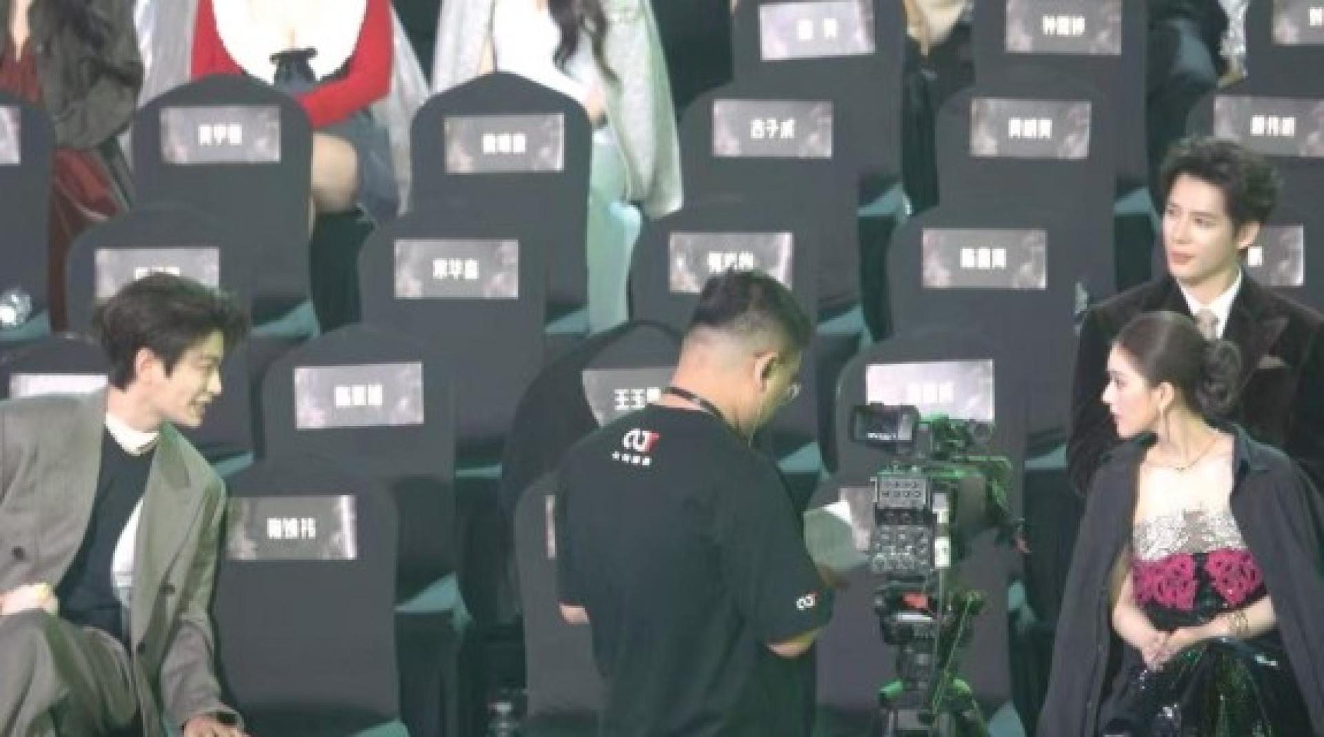 丁禹兮与赵露思睽违5年同框，网嗨喊梦回《传闻中的陈芊芊》。